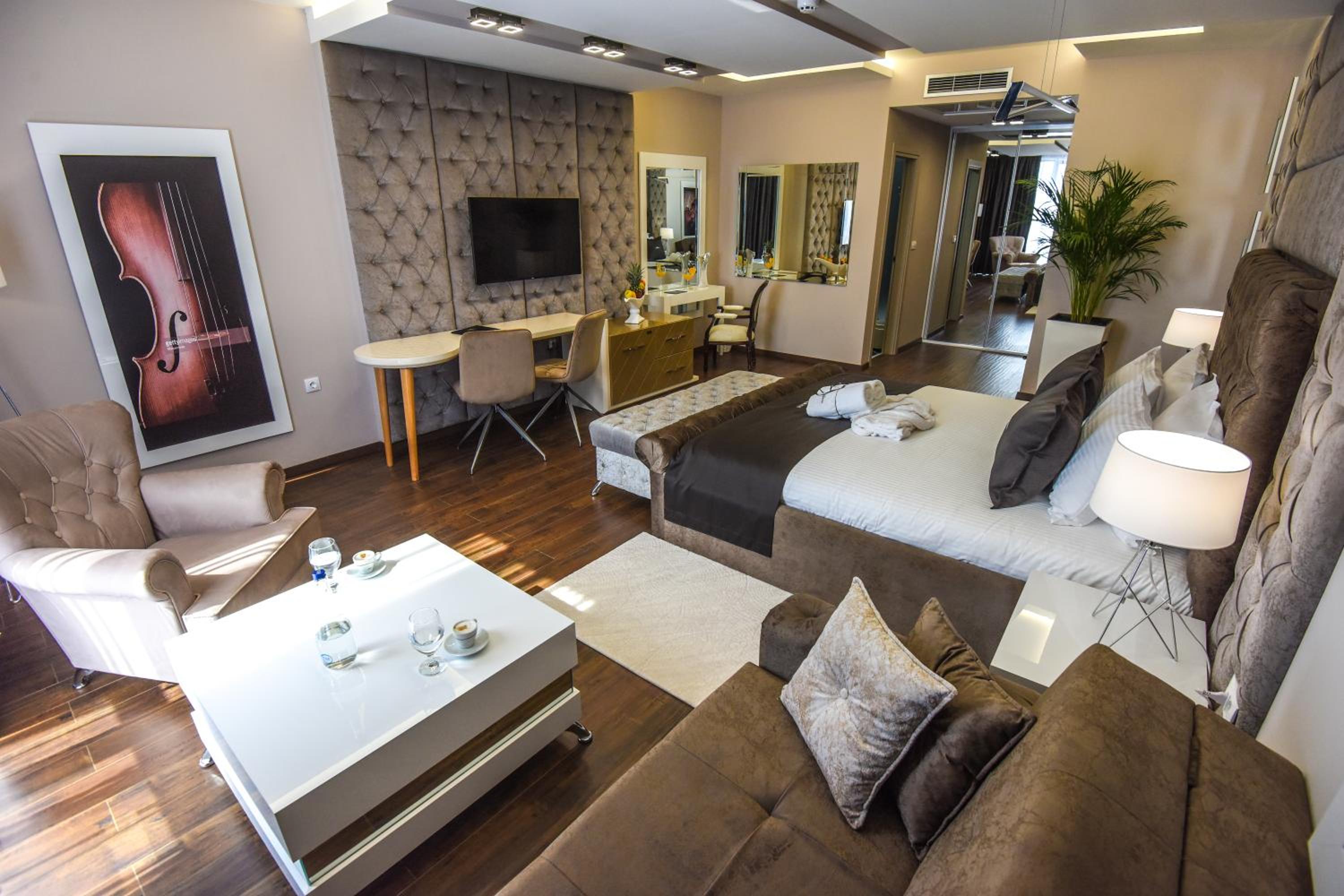 Deluxe Room - Free Airport Shuttle - Photo 2