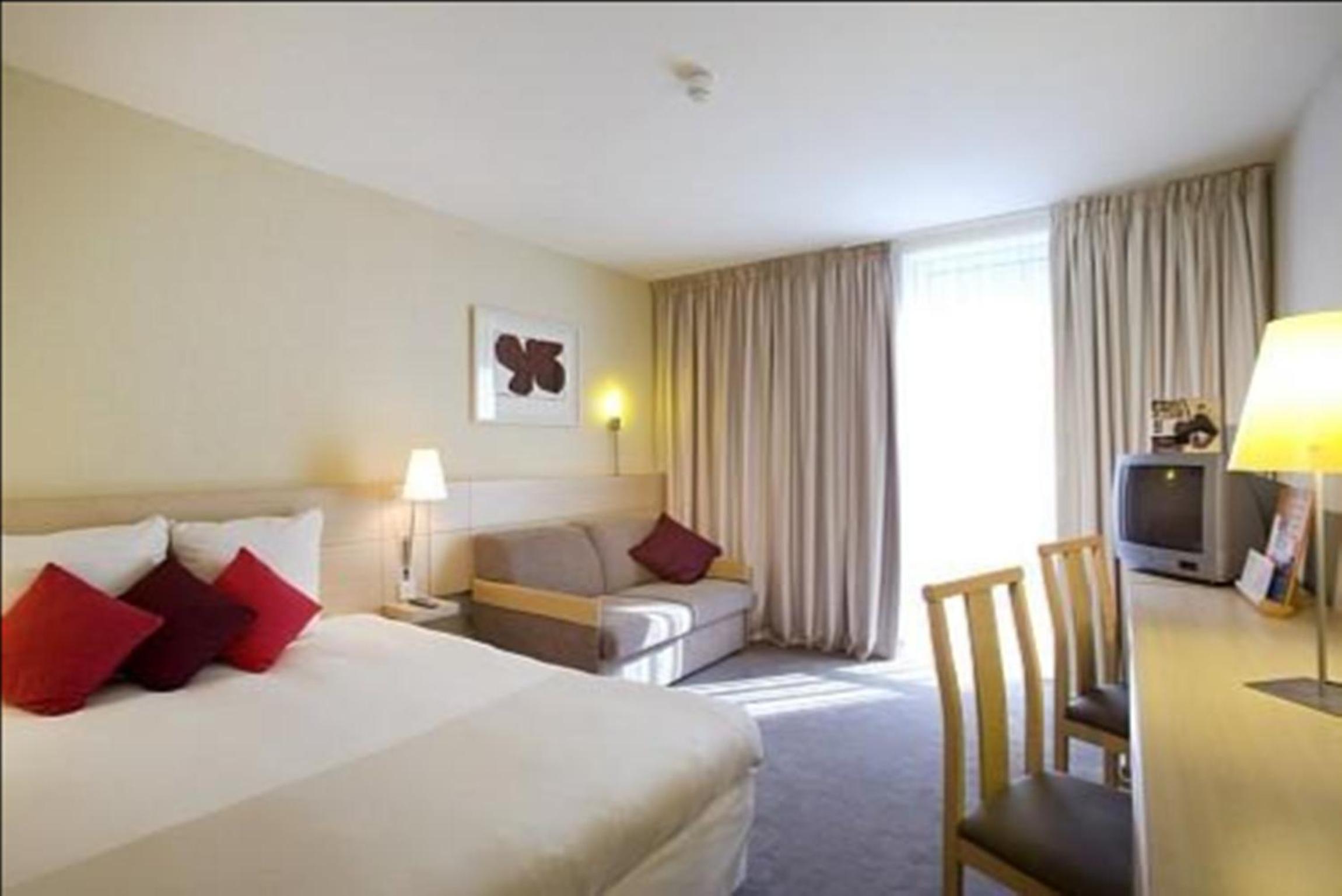 Standard King Room with Sofa Bed - Photo 3