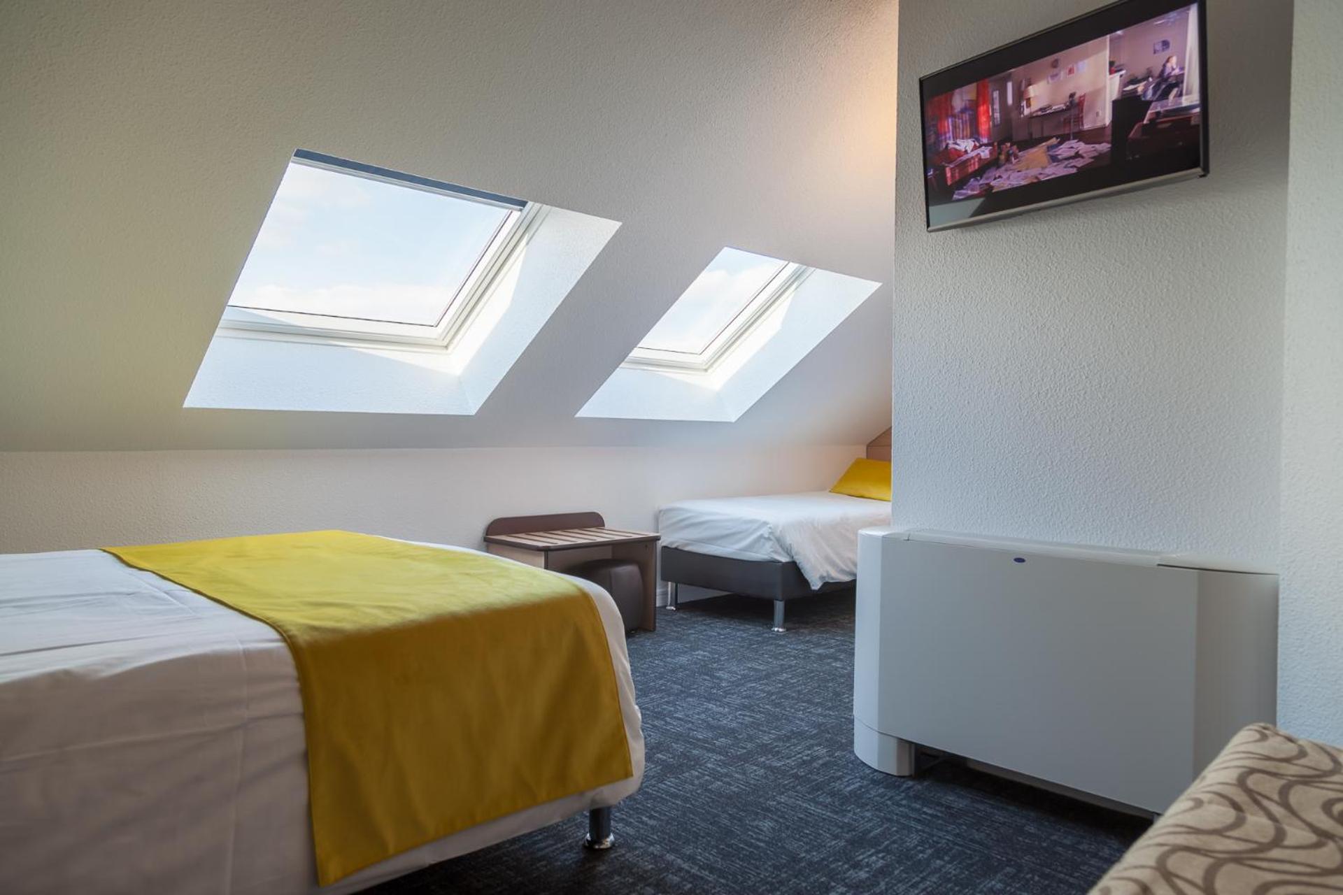 Quadruple Room with 1 Double Bed and 2 Single Beds - Photo 3