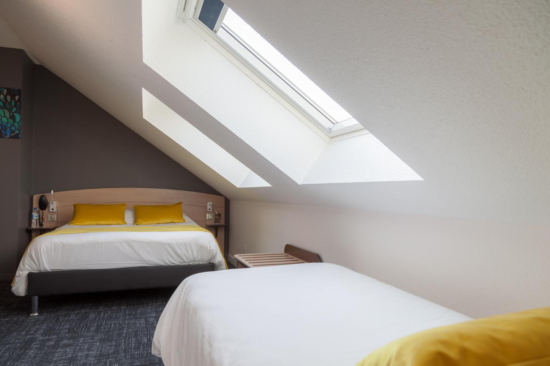 Quadruple Room with 1 Double Bed and 2 Single Beds - Photo 1