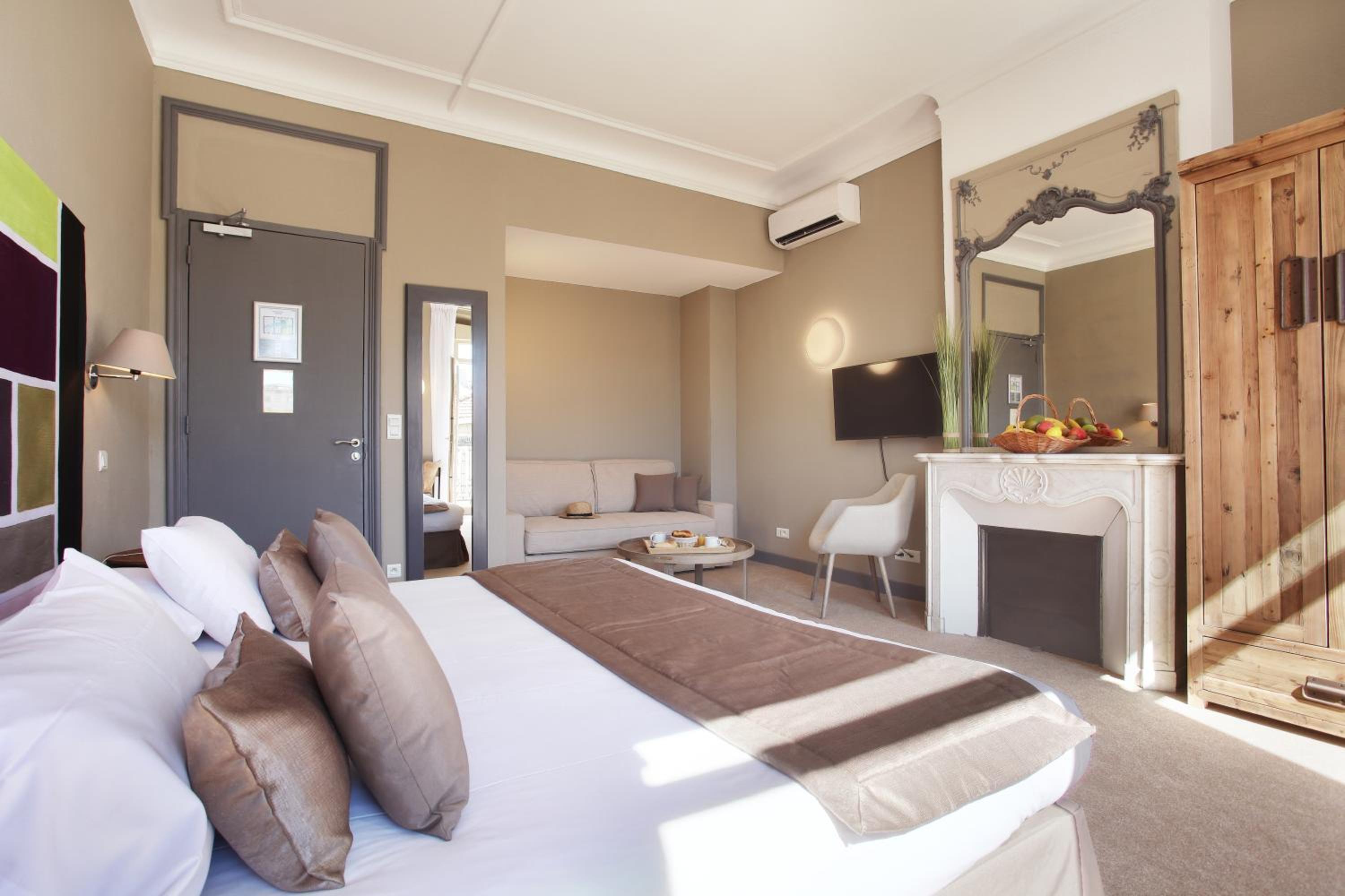 Junior Suite with Balcony - Photo 4