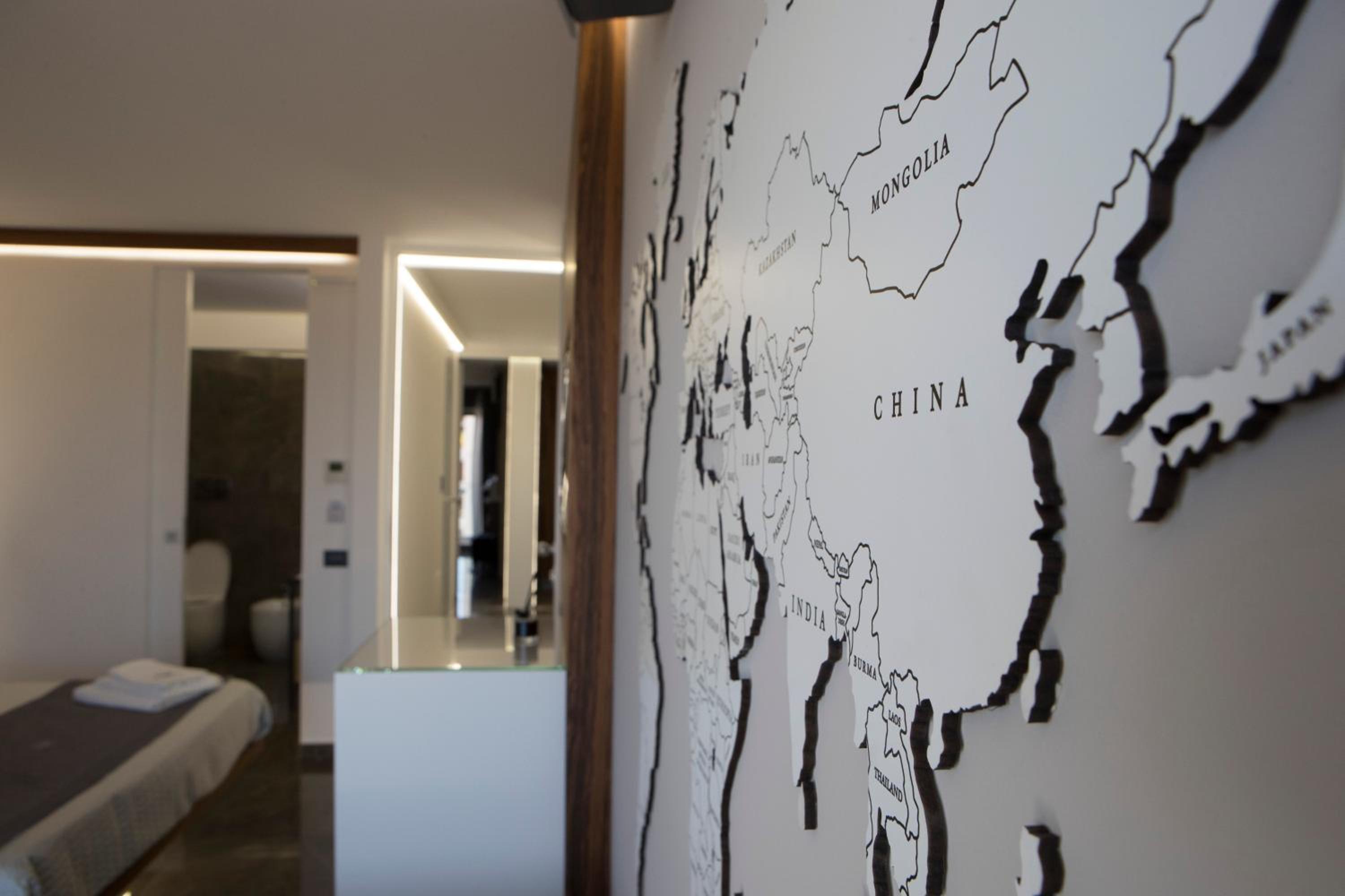 Deluxe Suite with Sea View - Photo 15