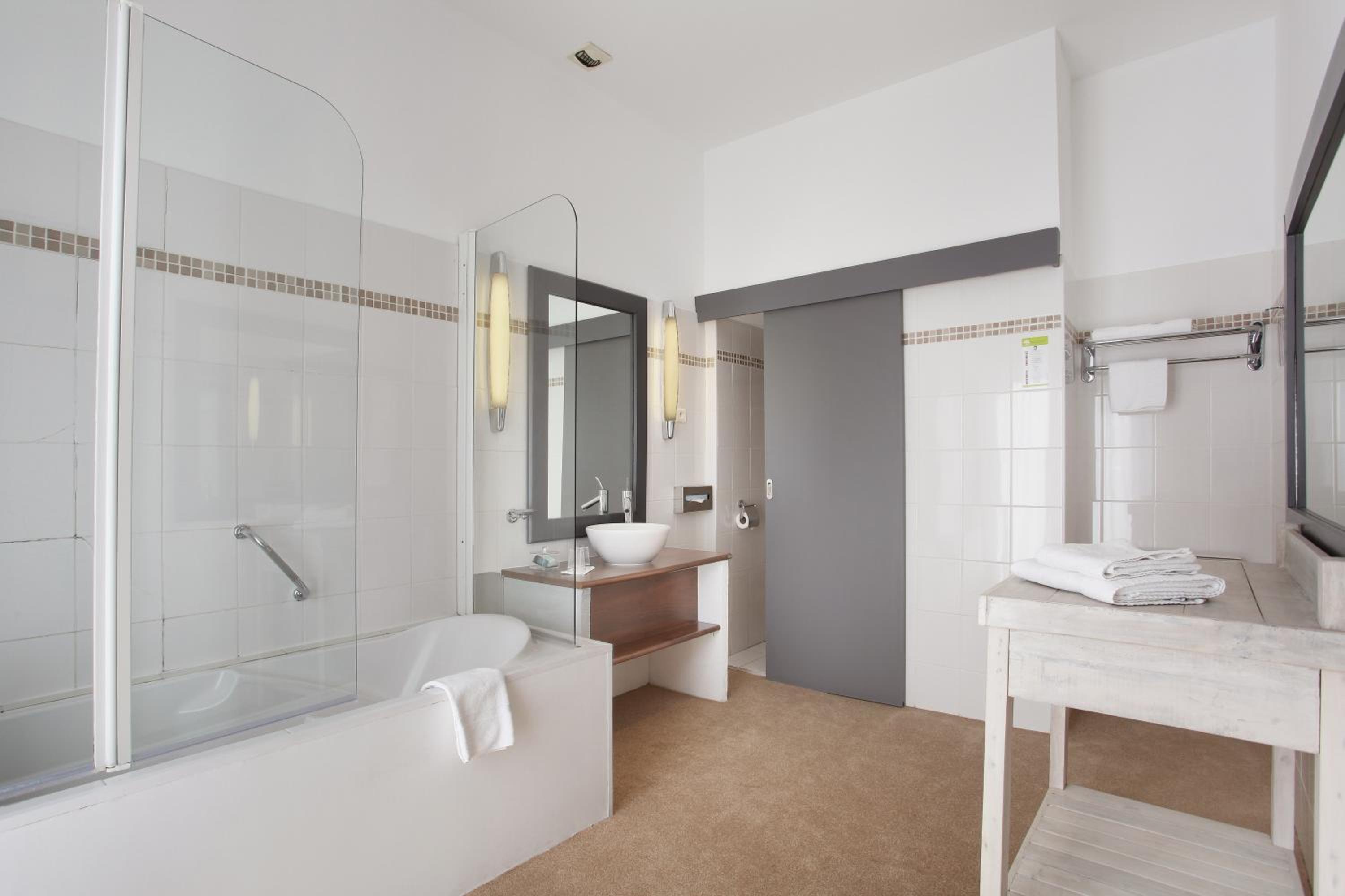 Junior Suite with Balcony - Photo 3