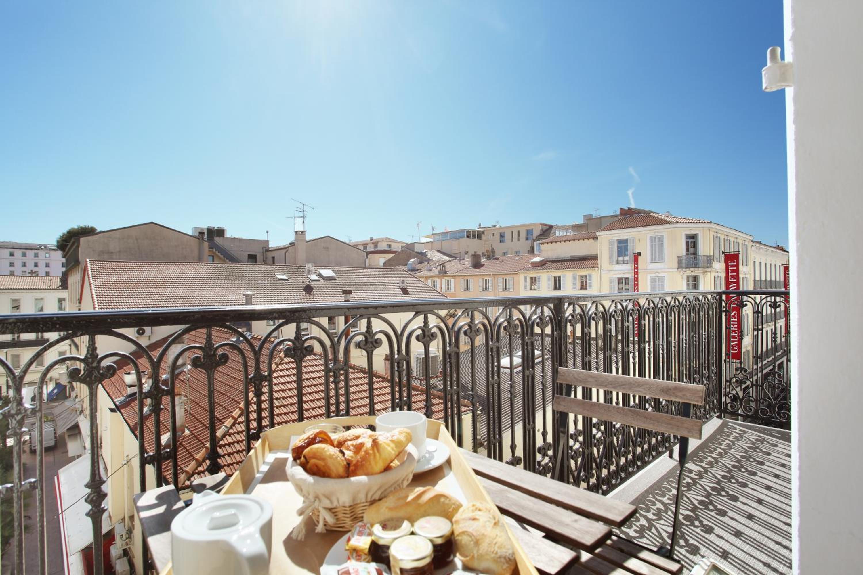 Junior Suite with Balcony - Photo 6