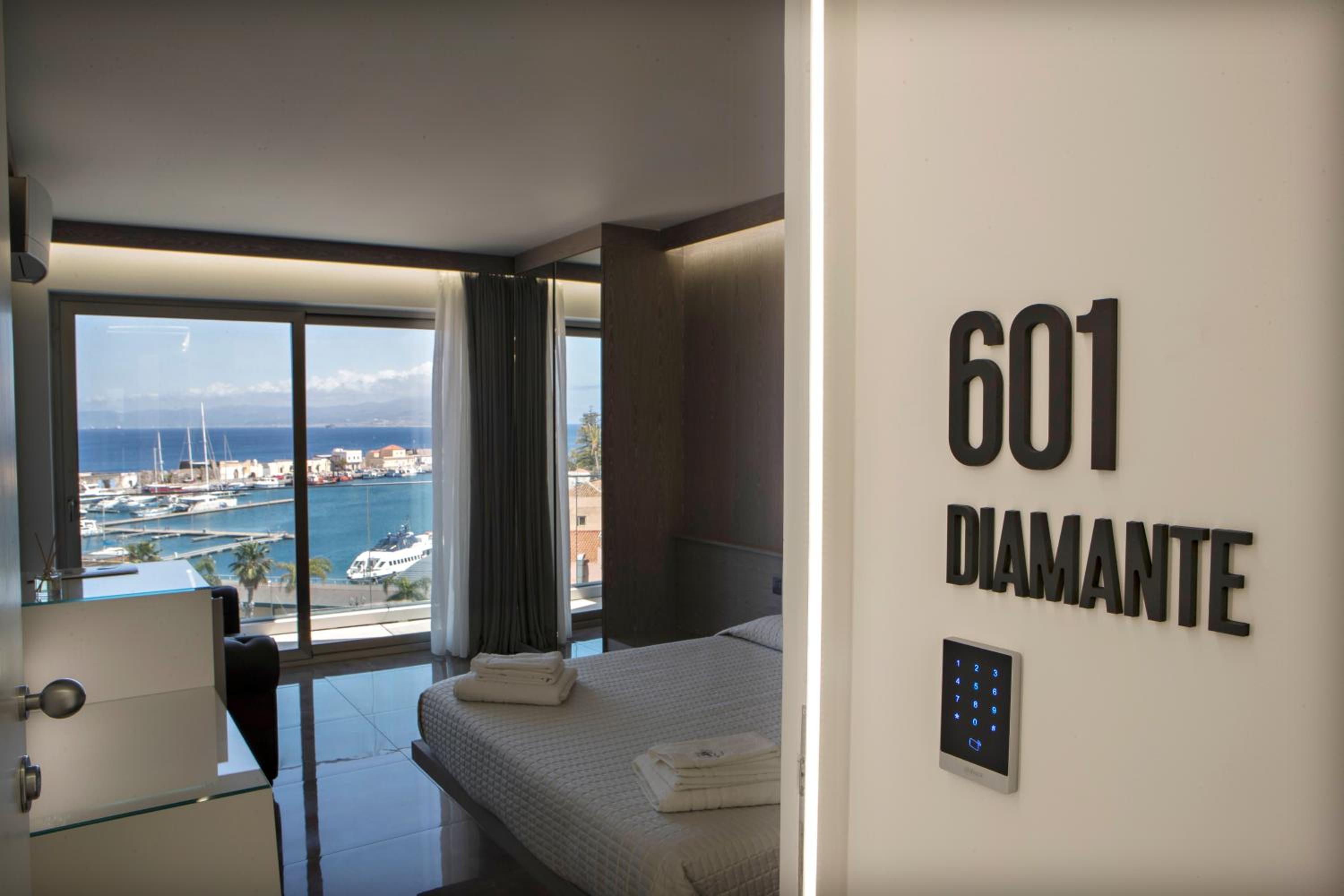 Deluxe Suite with Sea View - Photo 51