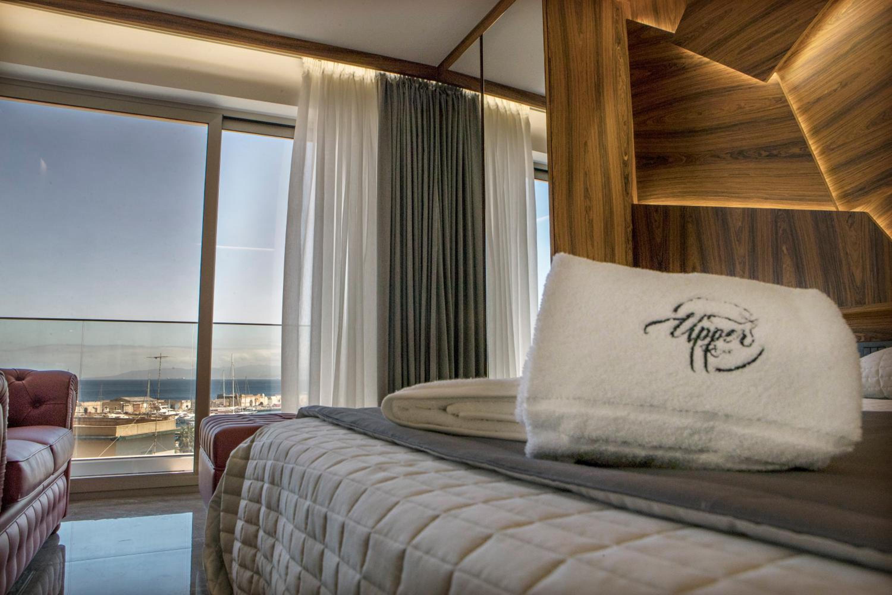 Deluxe Suite with Sea View - Photo 17
