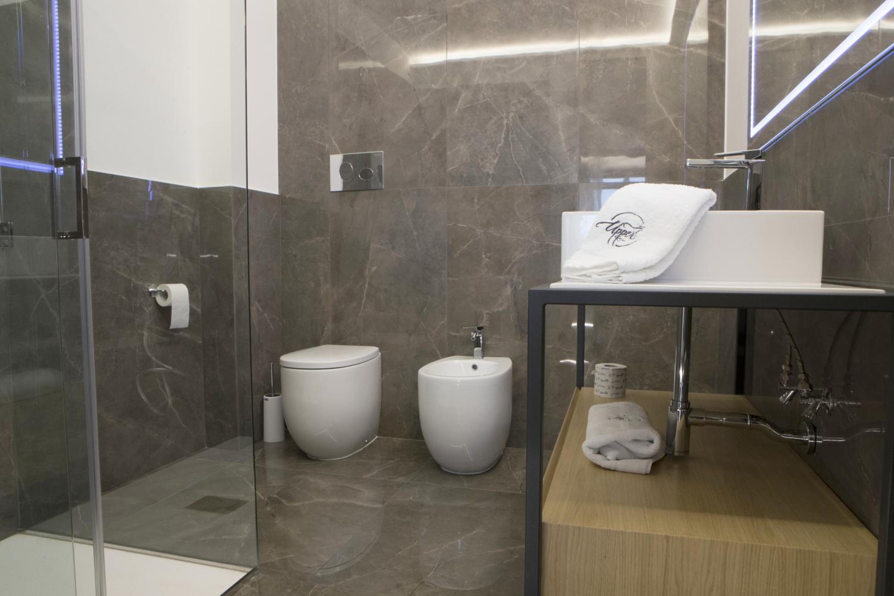 Deluxe Suite with Sea View - Photo 37
