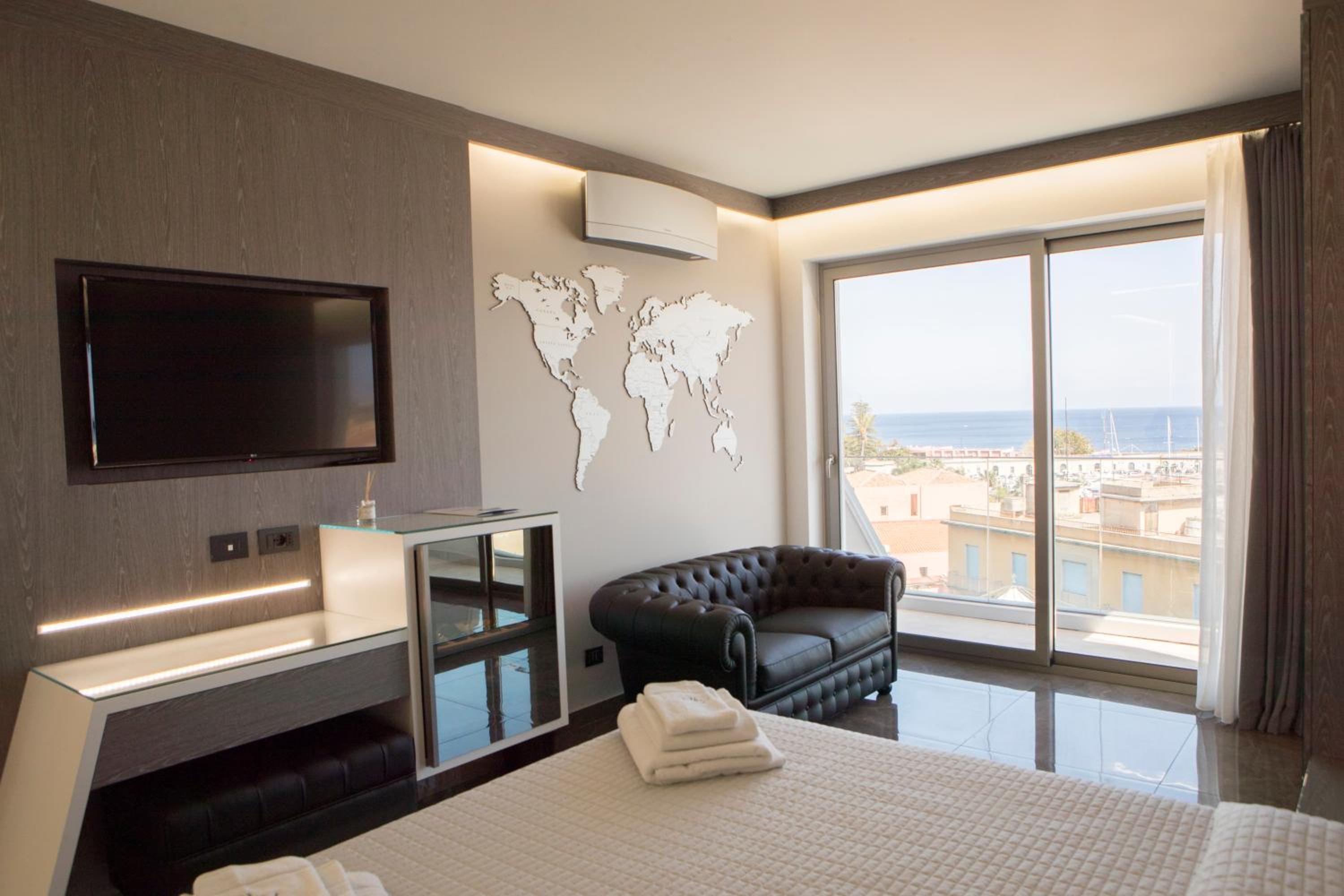 Deluxe Suite with Sea View - Photo 39