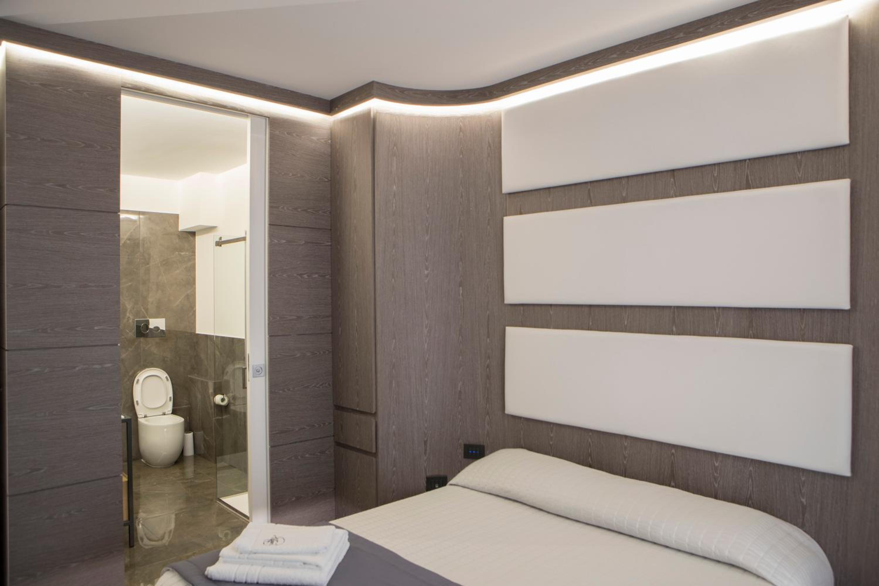 Deluxe Room - Photo 10