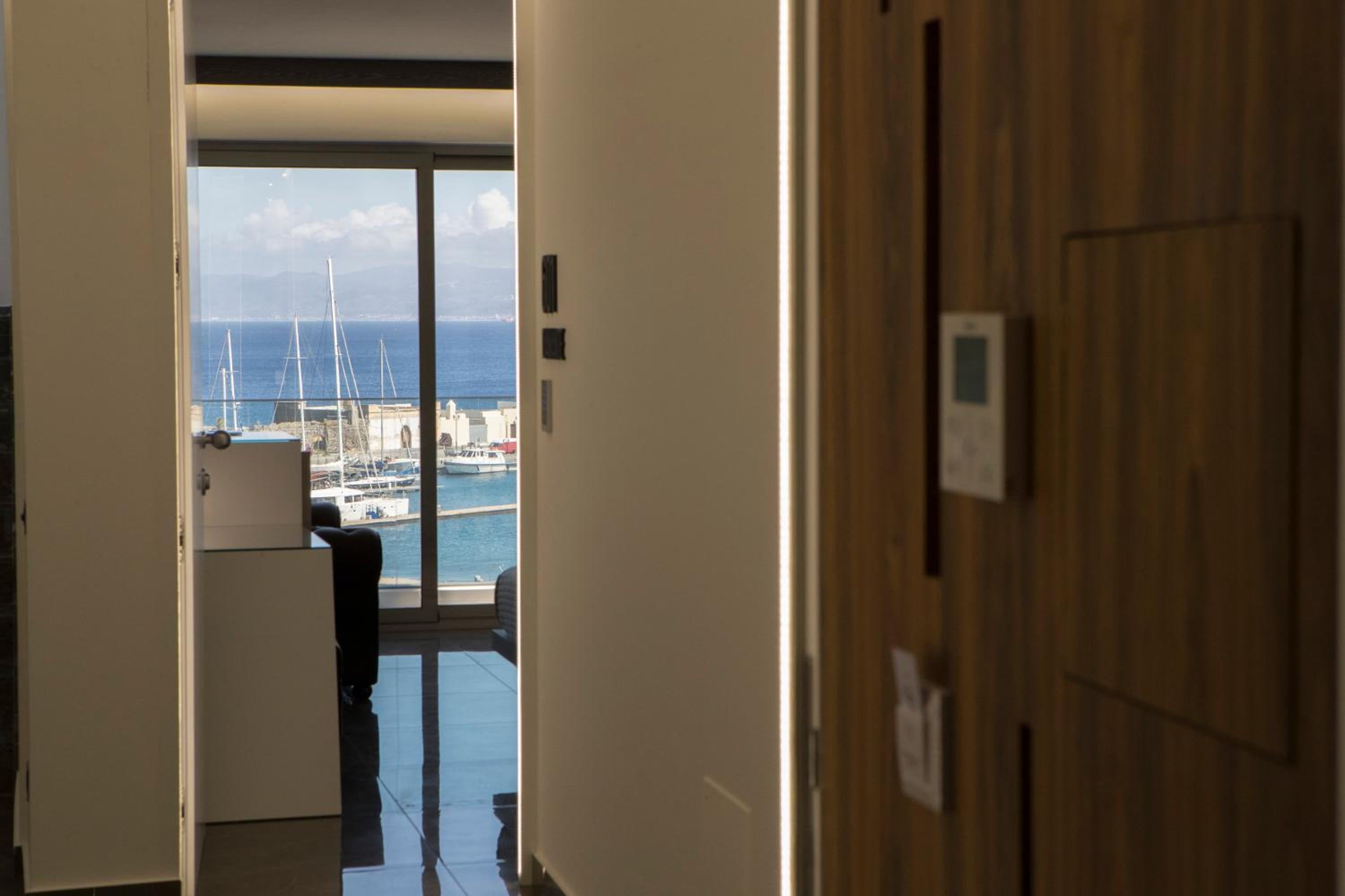 Deluxe Suite with Sea View - Photo 40