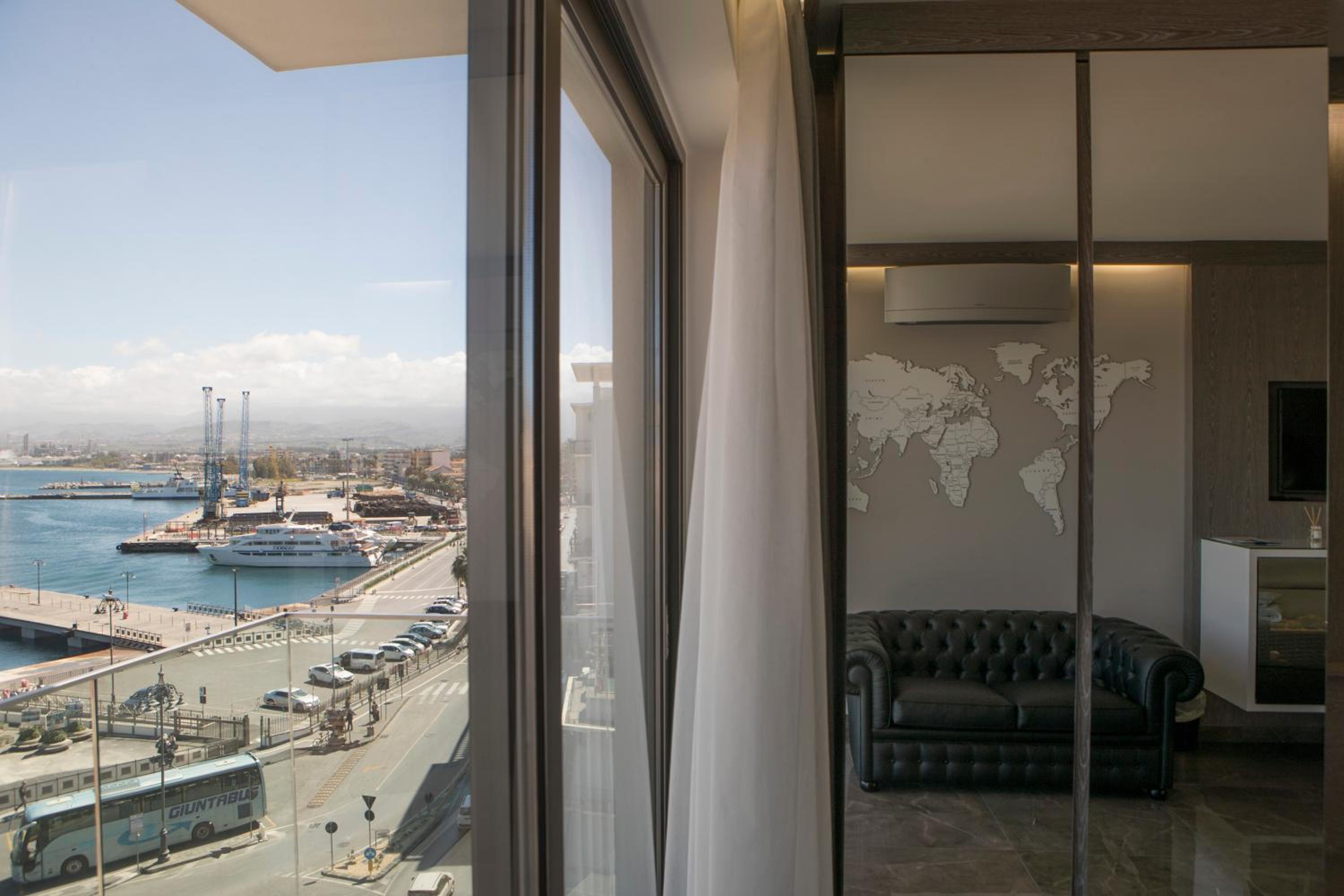 Deluxe Suite with Sea View - Photo 42