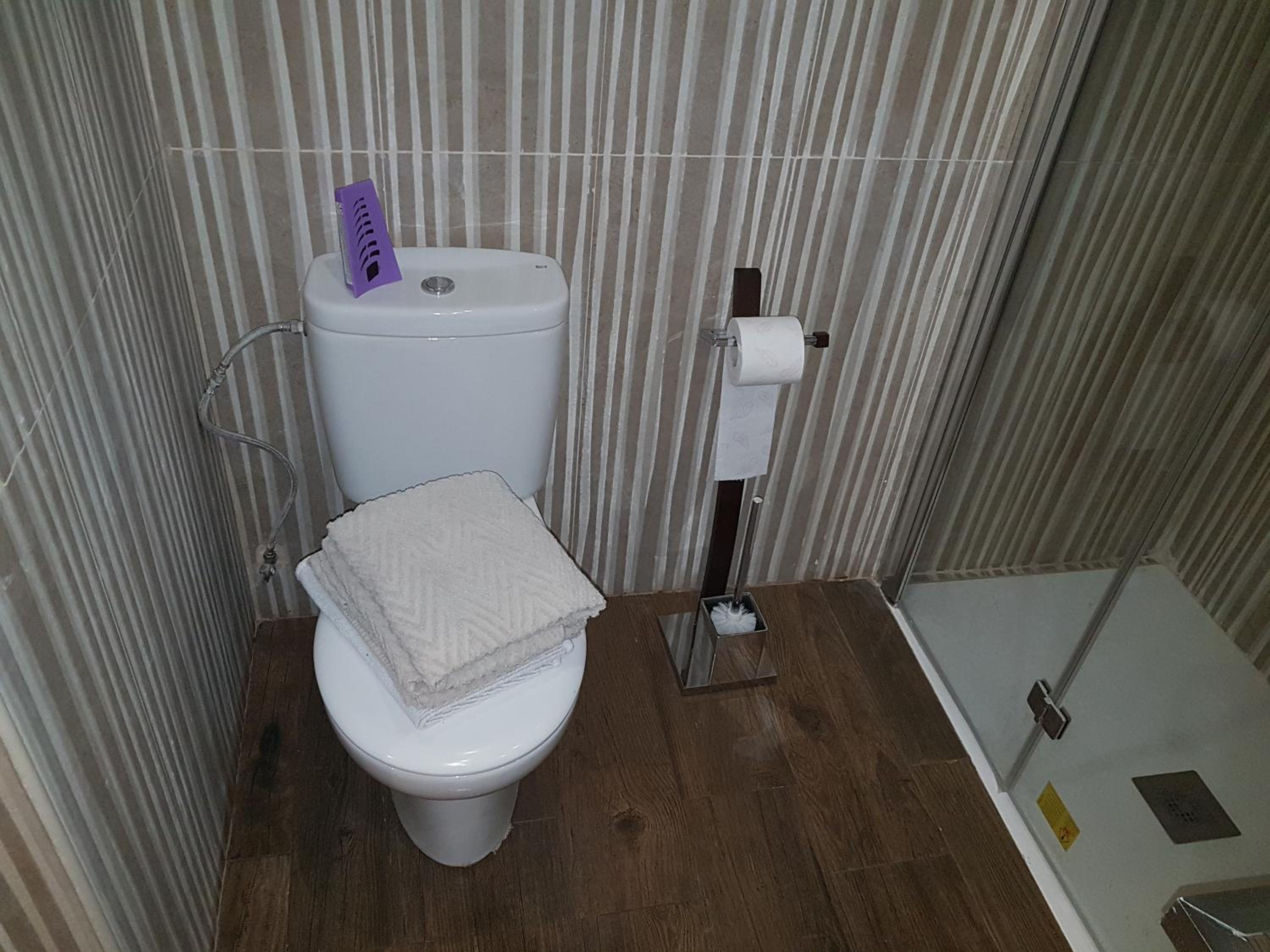 Double Room with Spa Bath - Photo 2