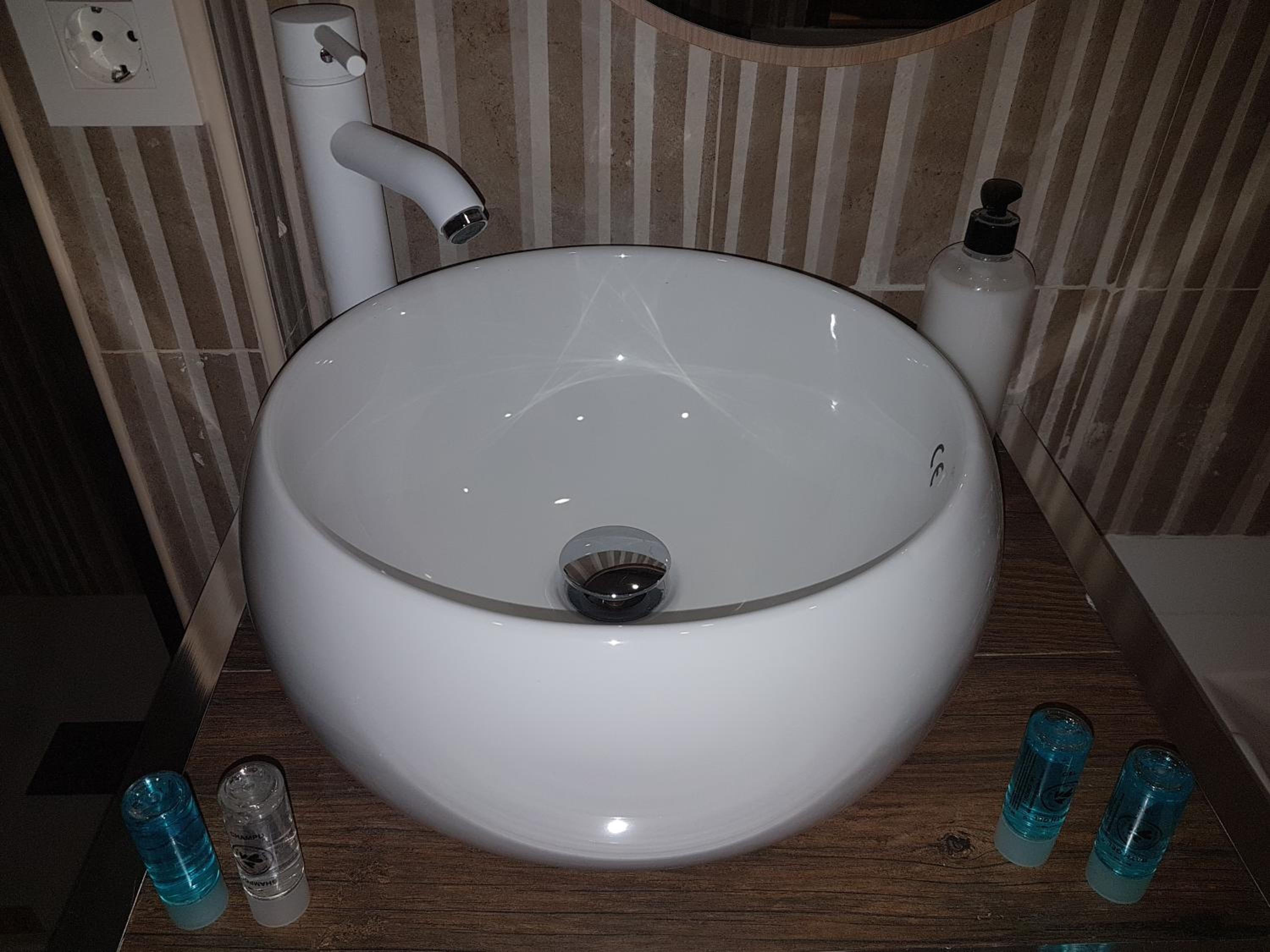 Double Room with Spa Bath - Photo 7