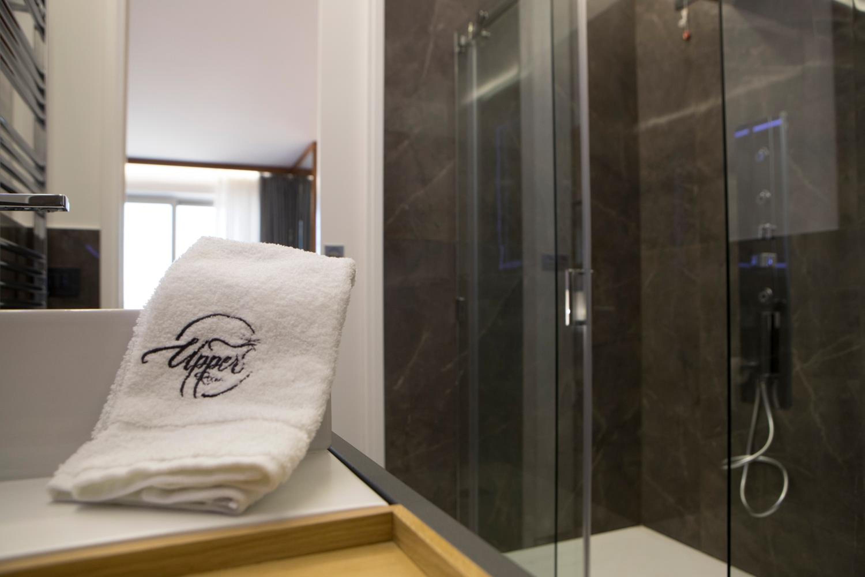Deluxe Suite with Sea View - Photo 44