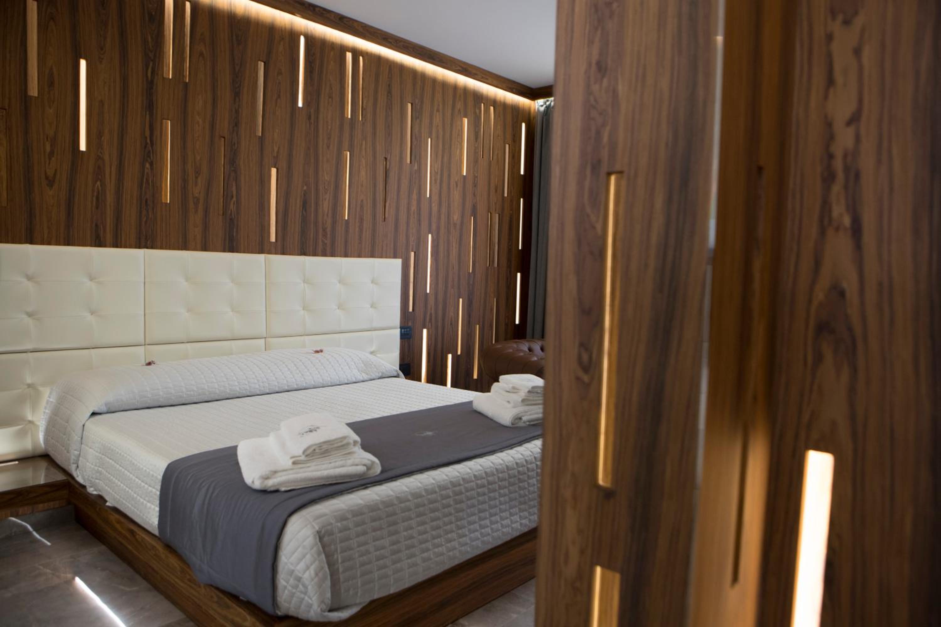 Queen Room with Balcony - Photo 18