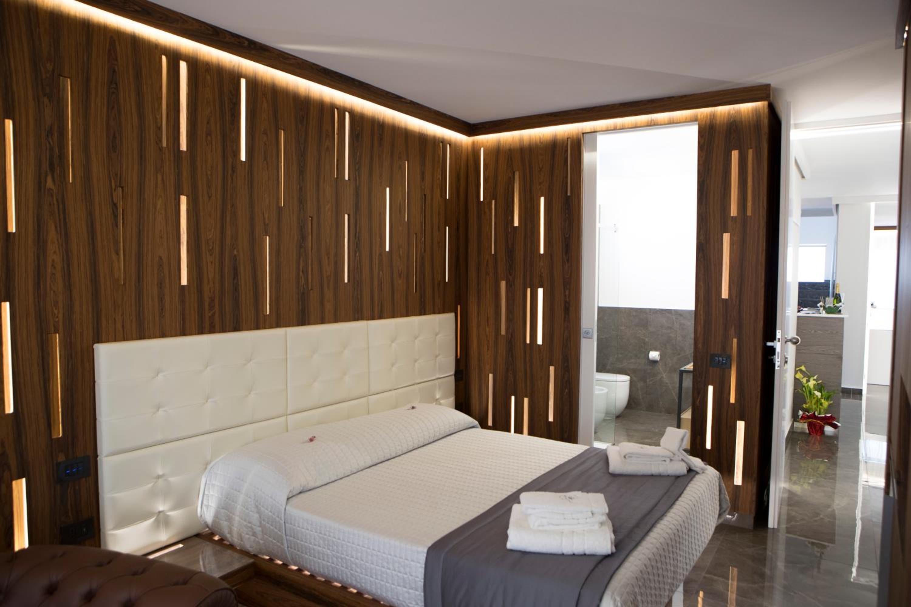 Queen Room with Balcony - Photo 19