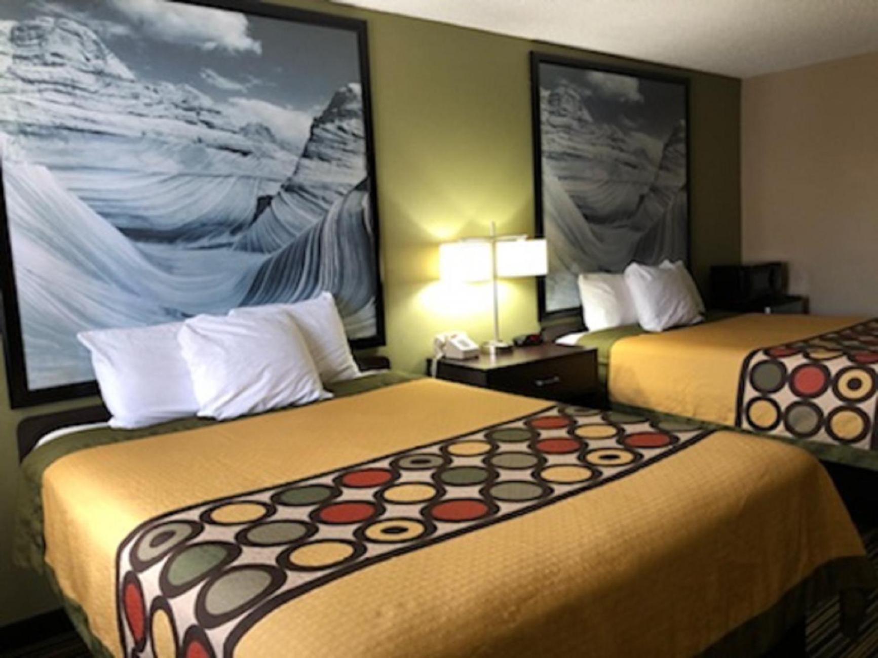 Queen Room with Two Queen Beds - Non-Smoking - Photo 3