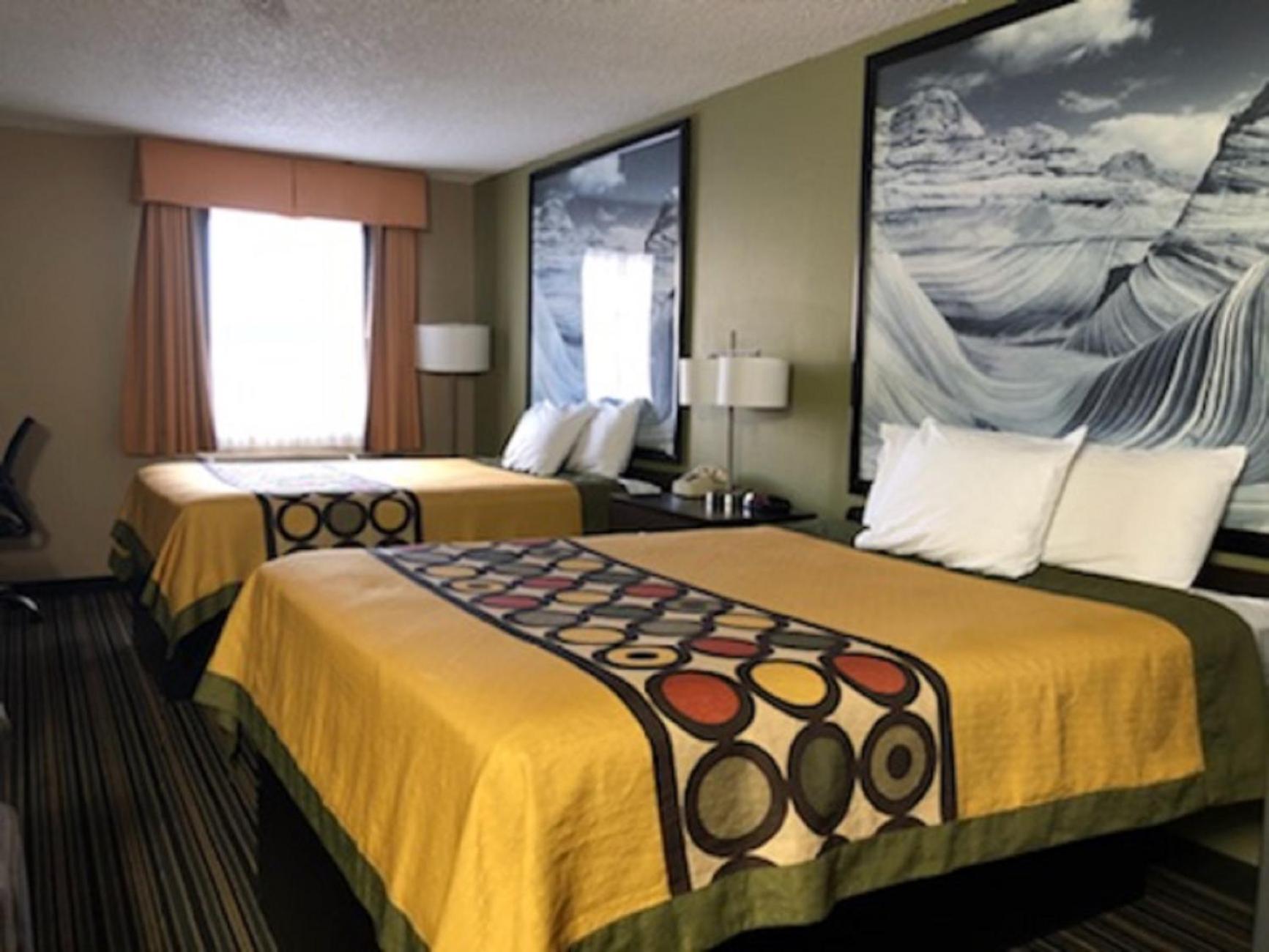 Queen Room with Two Queen Beds - Non-Smoking - Photo 7