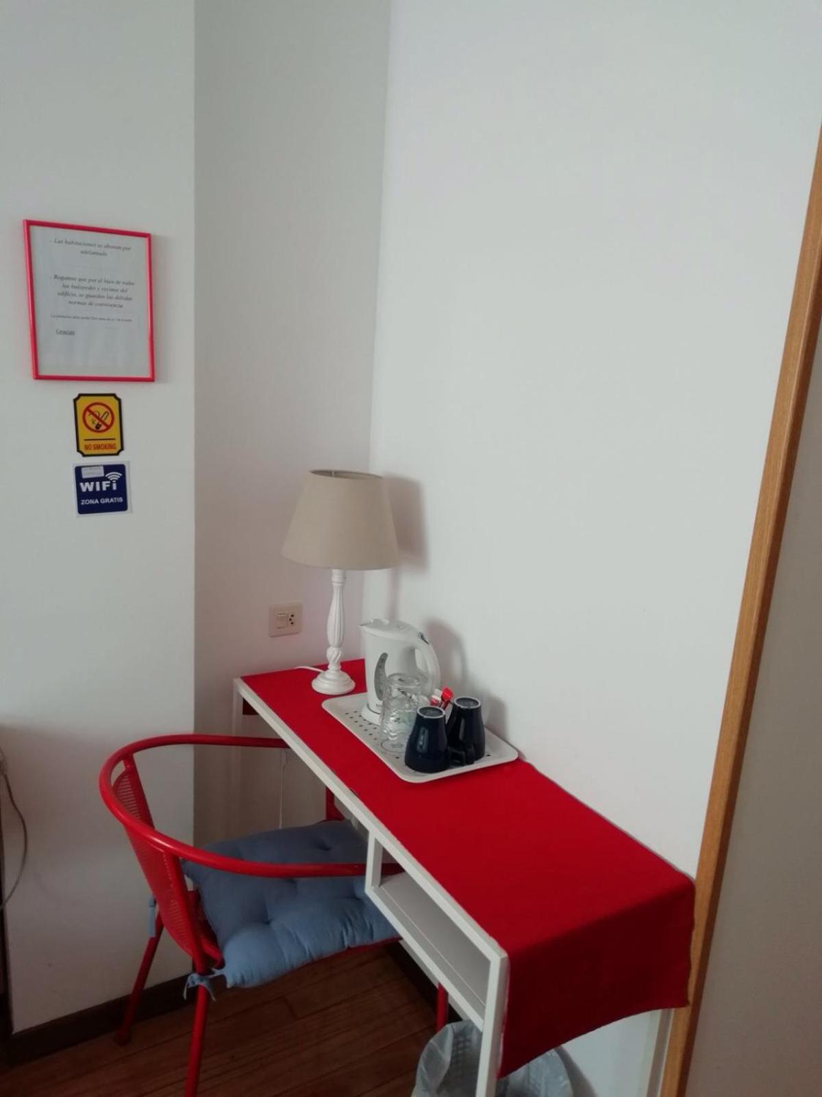 Double Room with Private Bathroom - Photo 2