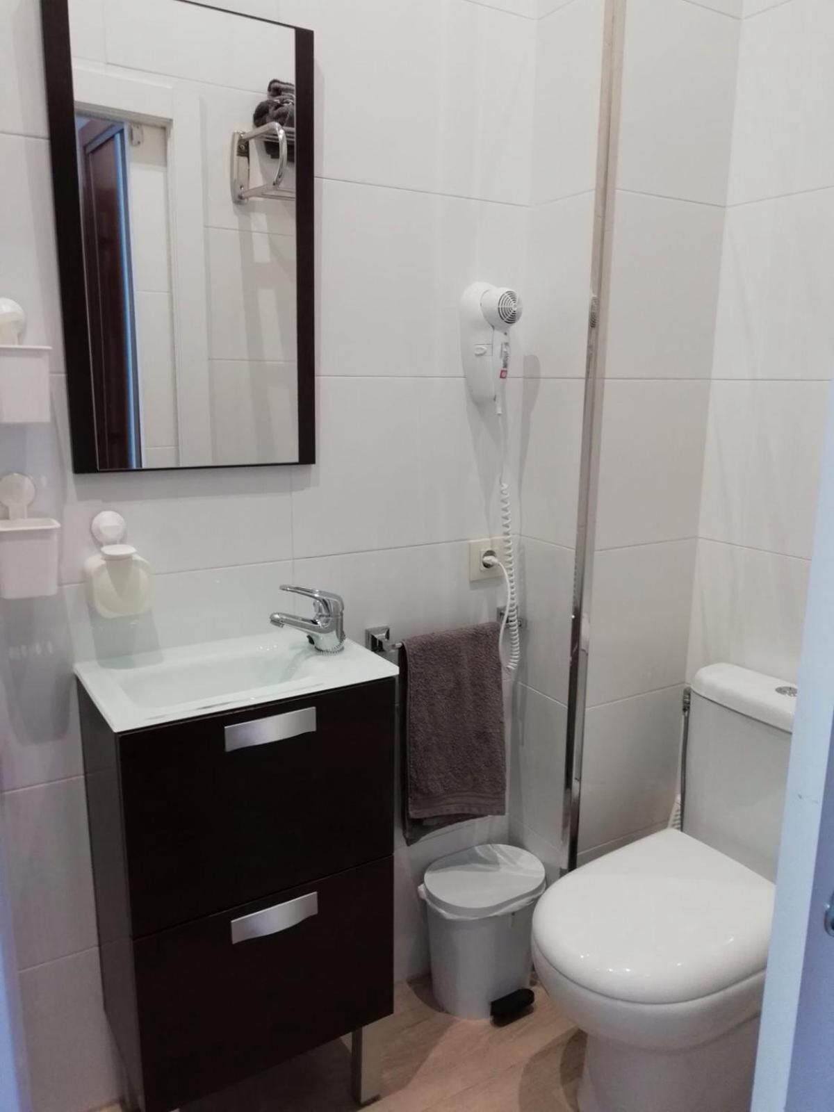 Double Room with Private Bathroom - Photo 4