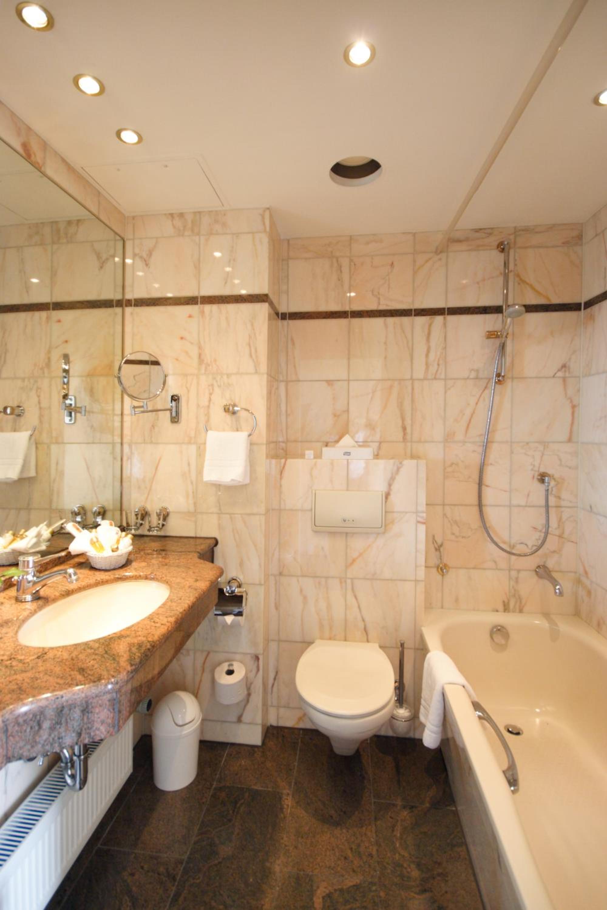 Comfort Double Room with Balcony and Lake View photo 2