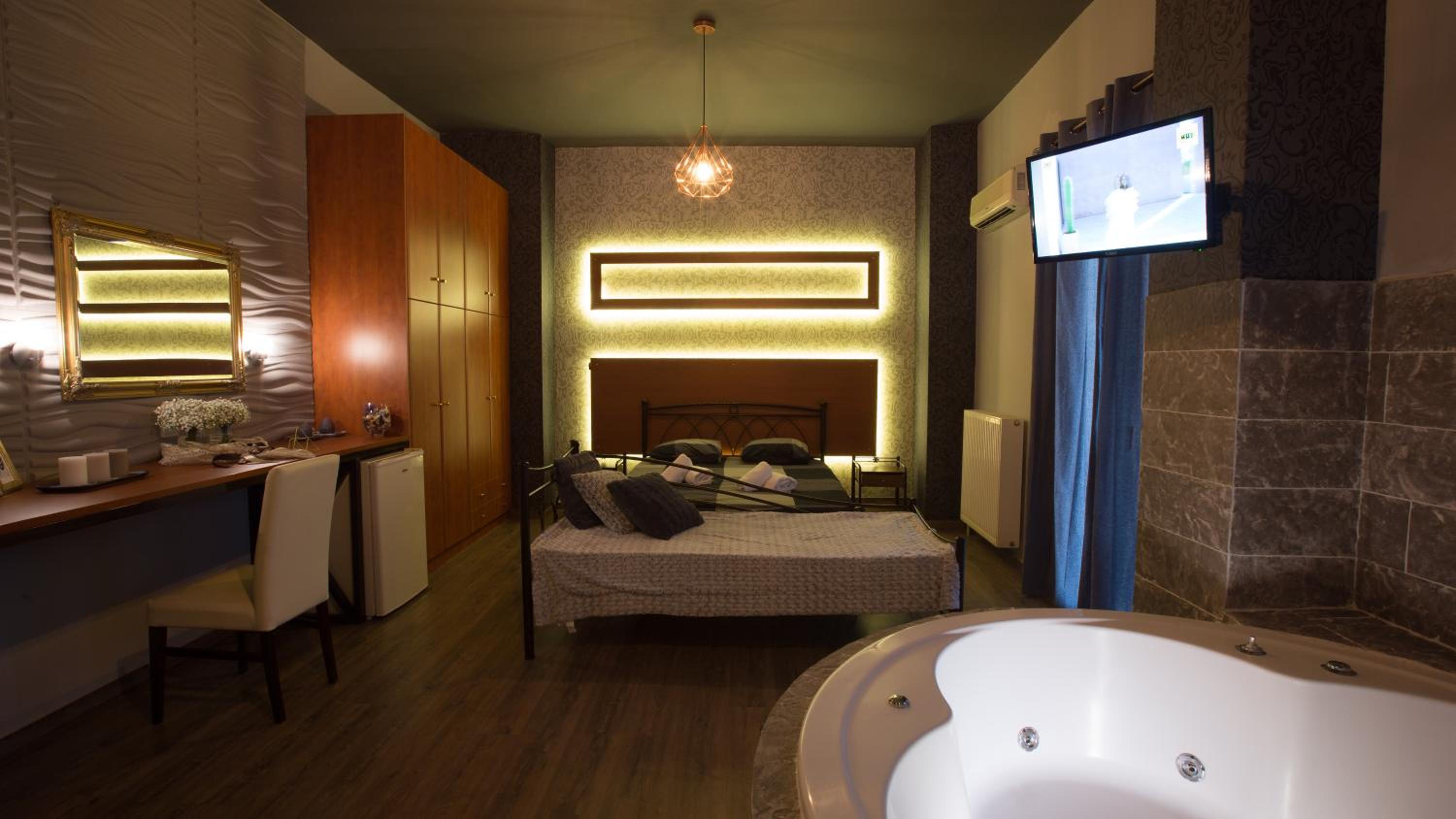 Suite with Hot Tub