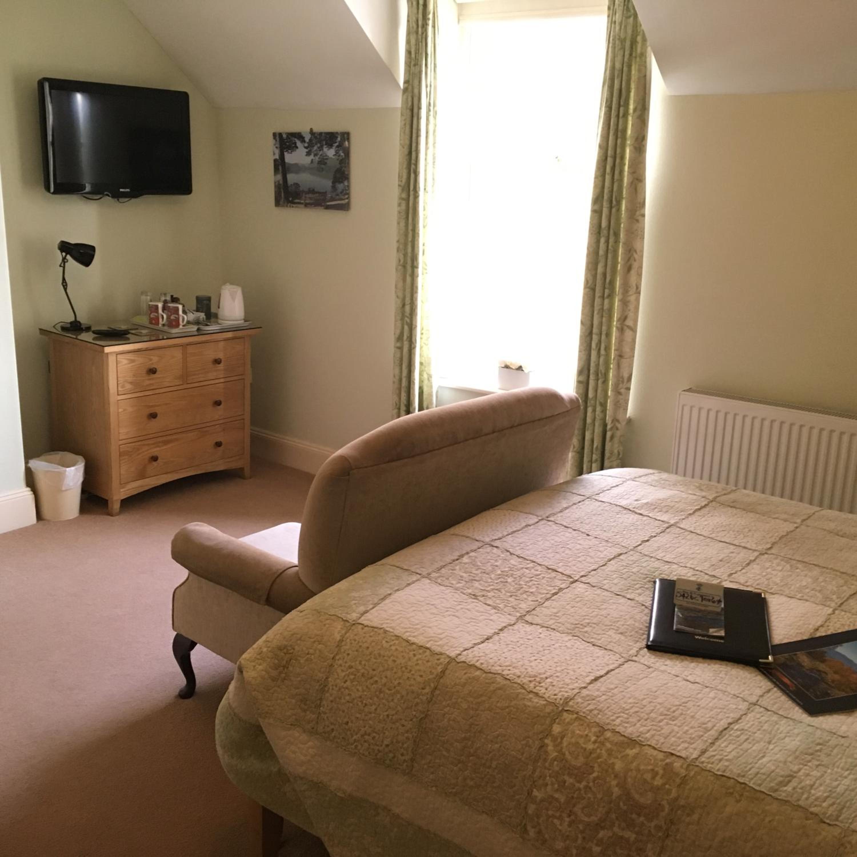Deluxe King Room with Seating Area photo 2