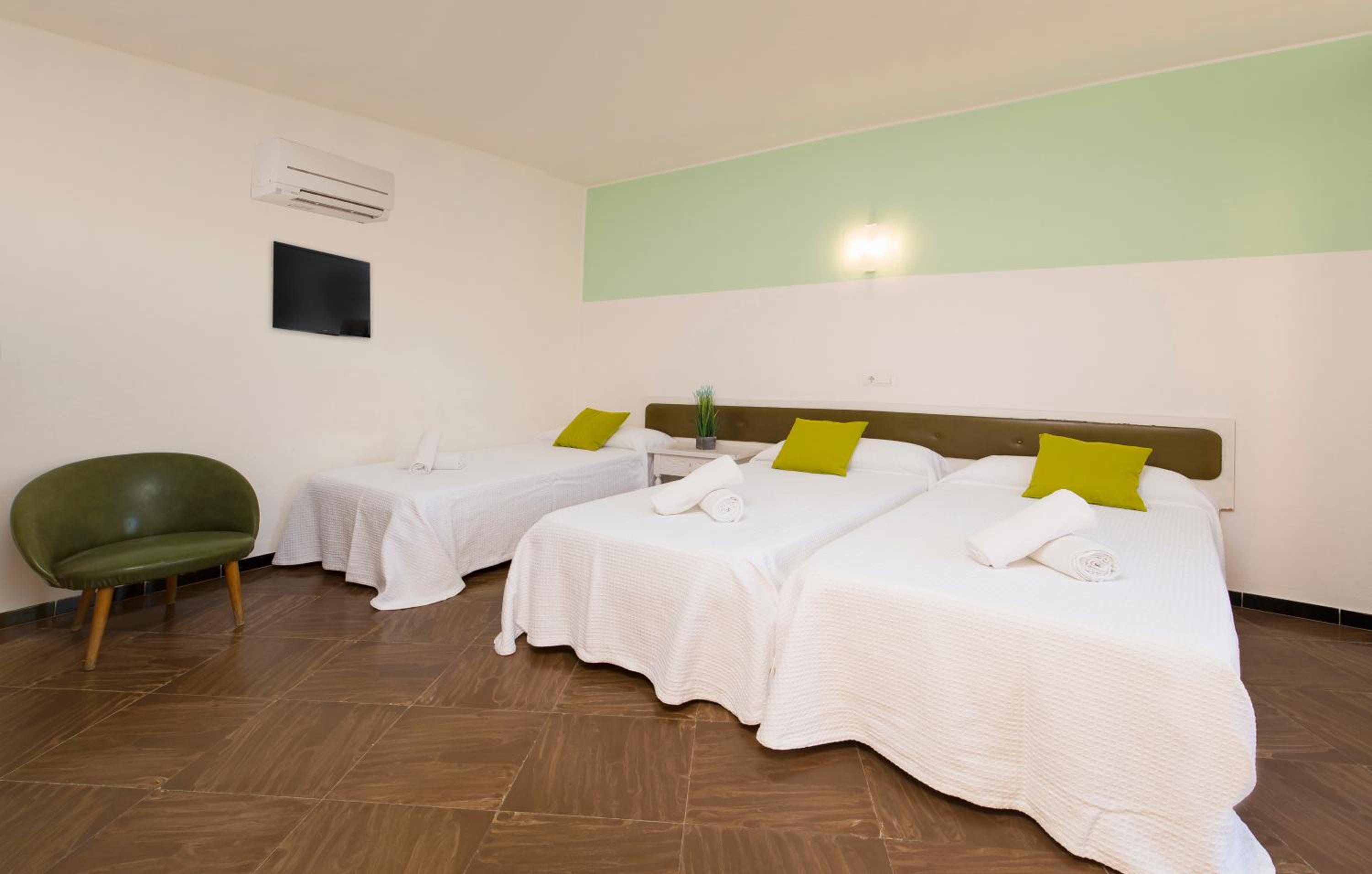 Triple Room with air conditioning and balcony photo 3