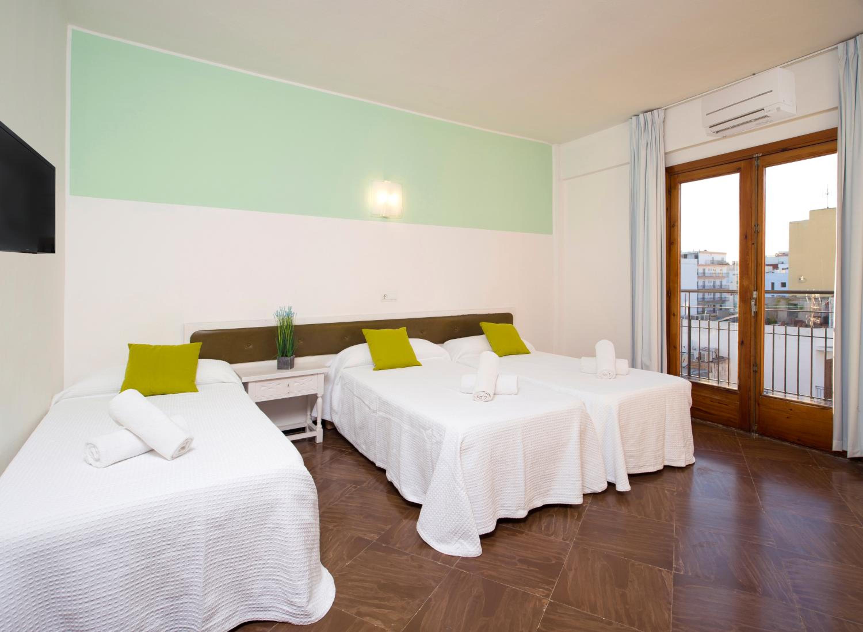 Triple Room with air conditioning and balcony photo 2