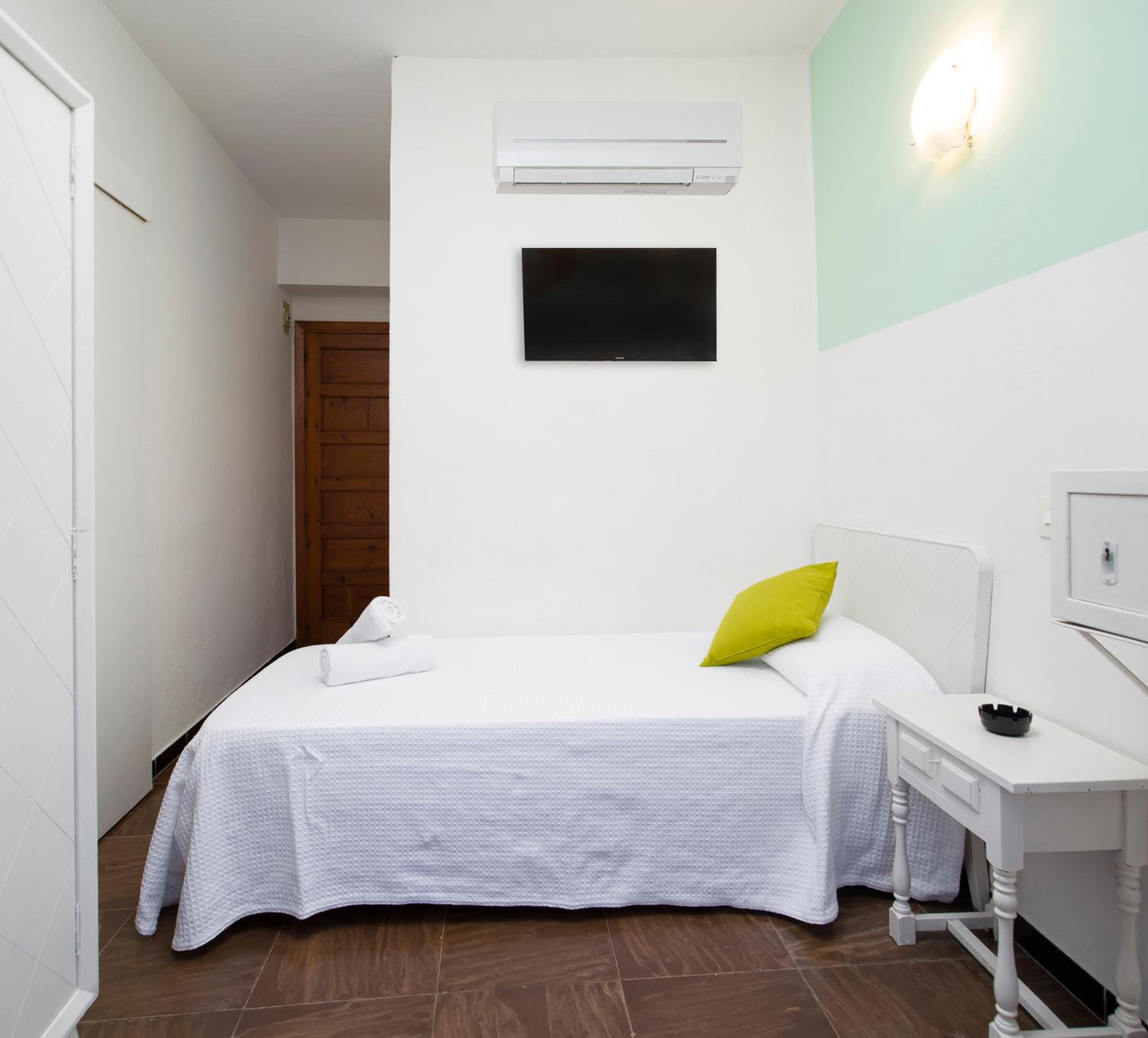 Single Room with air Conditioning and balcony photo 3