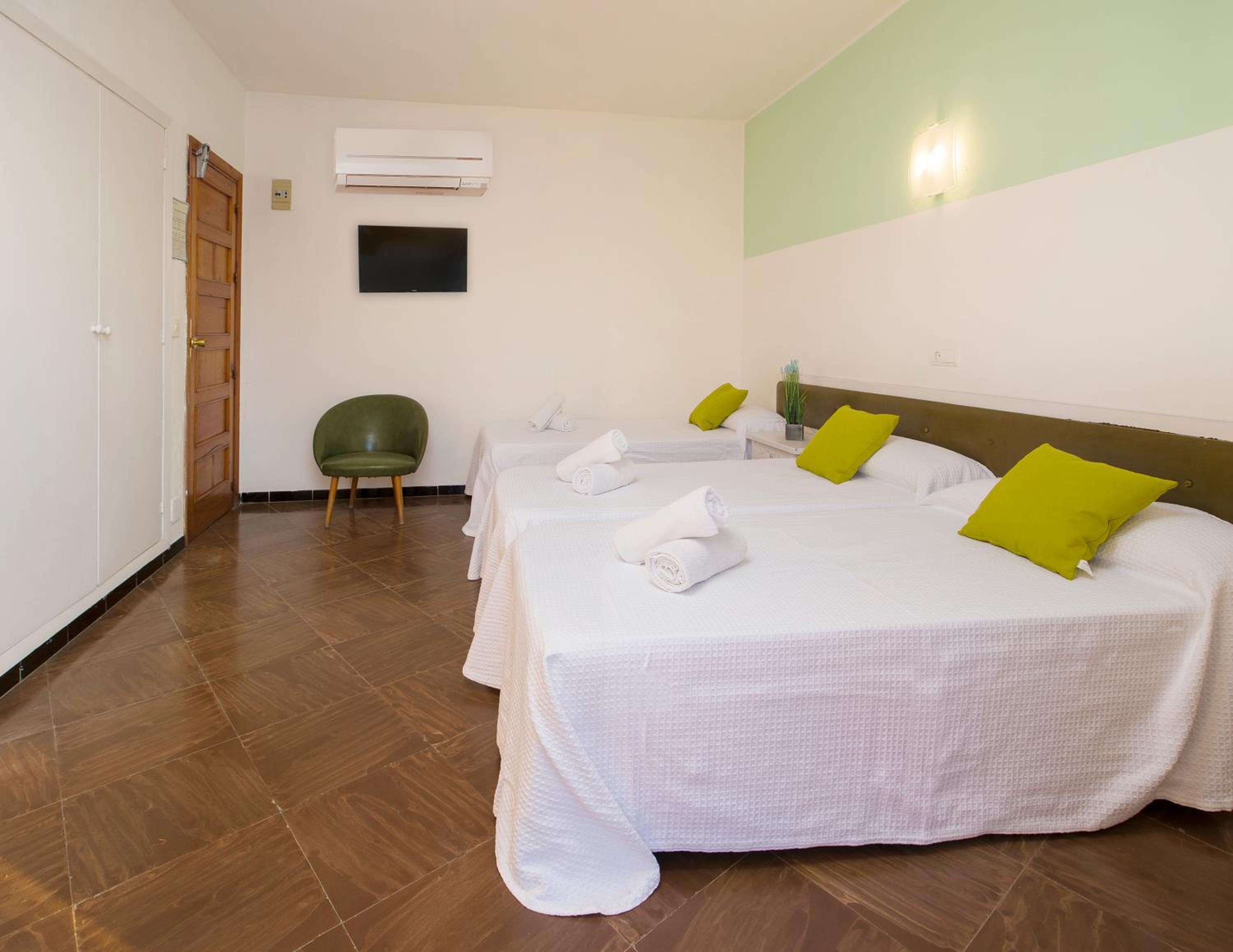 Habitación triple con aire acondicionado y balcón