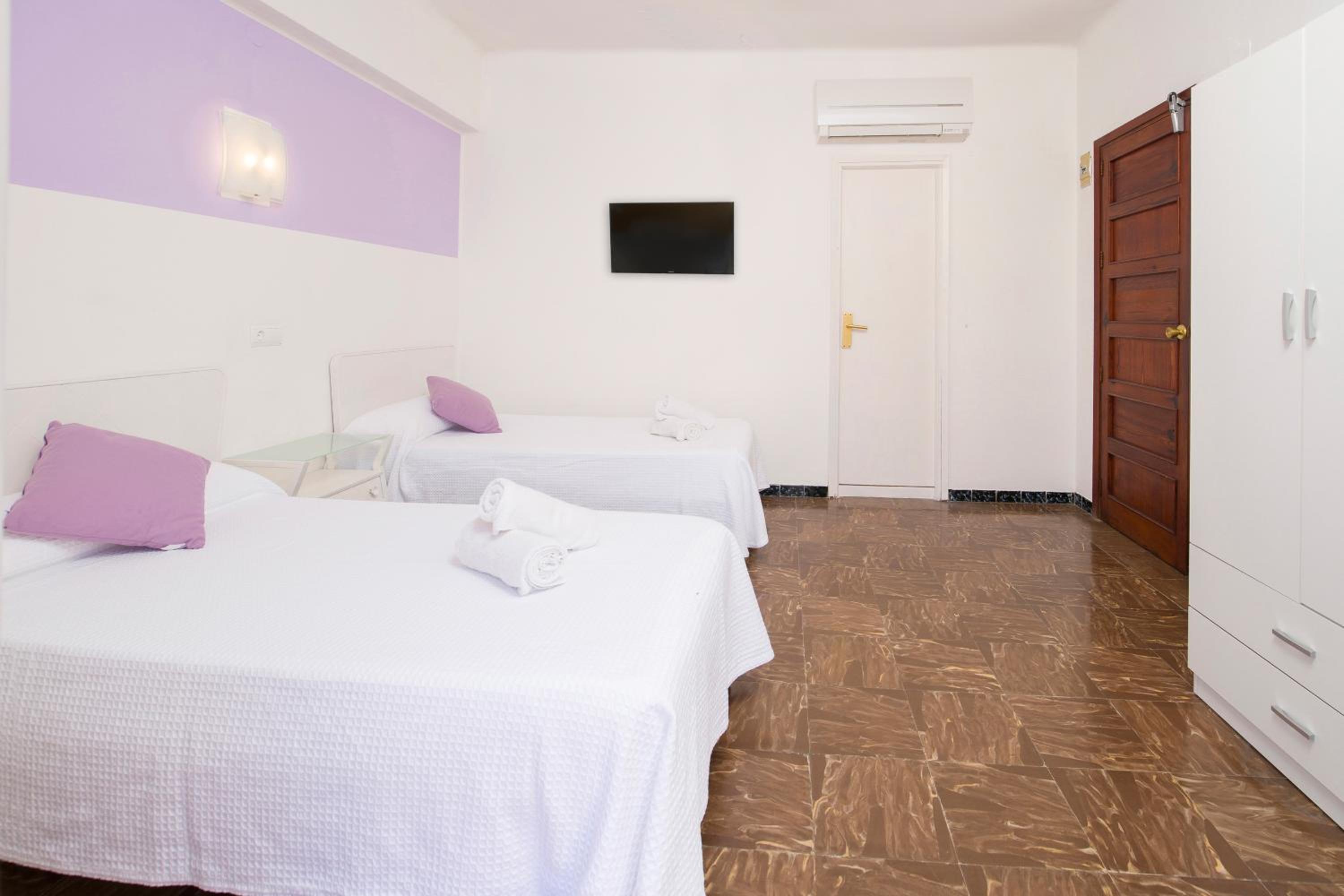 Twin Room with air conditioning and balcony photo 2