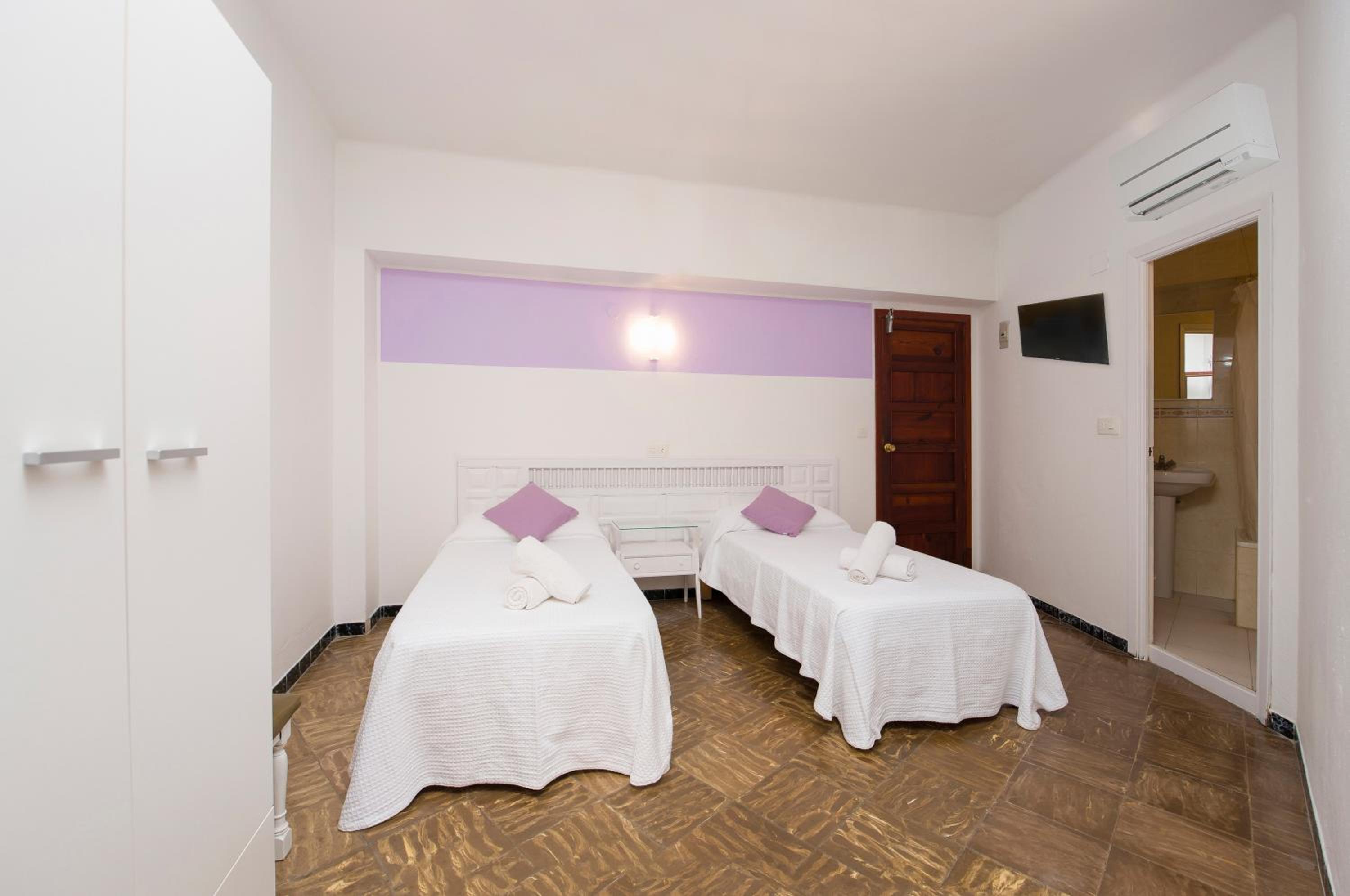Twin Room with air conditioning and balcony photo 3