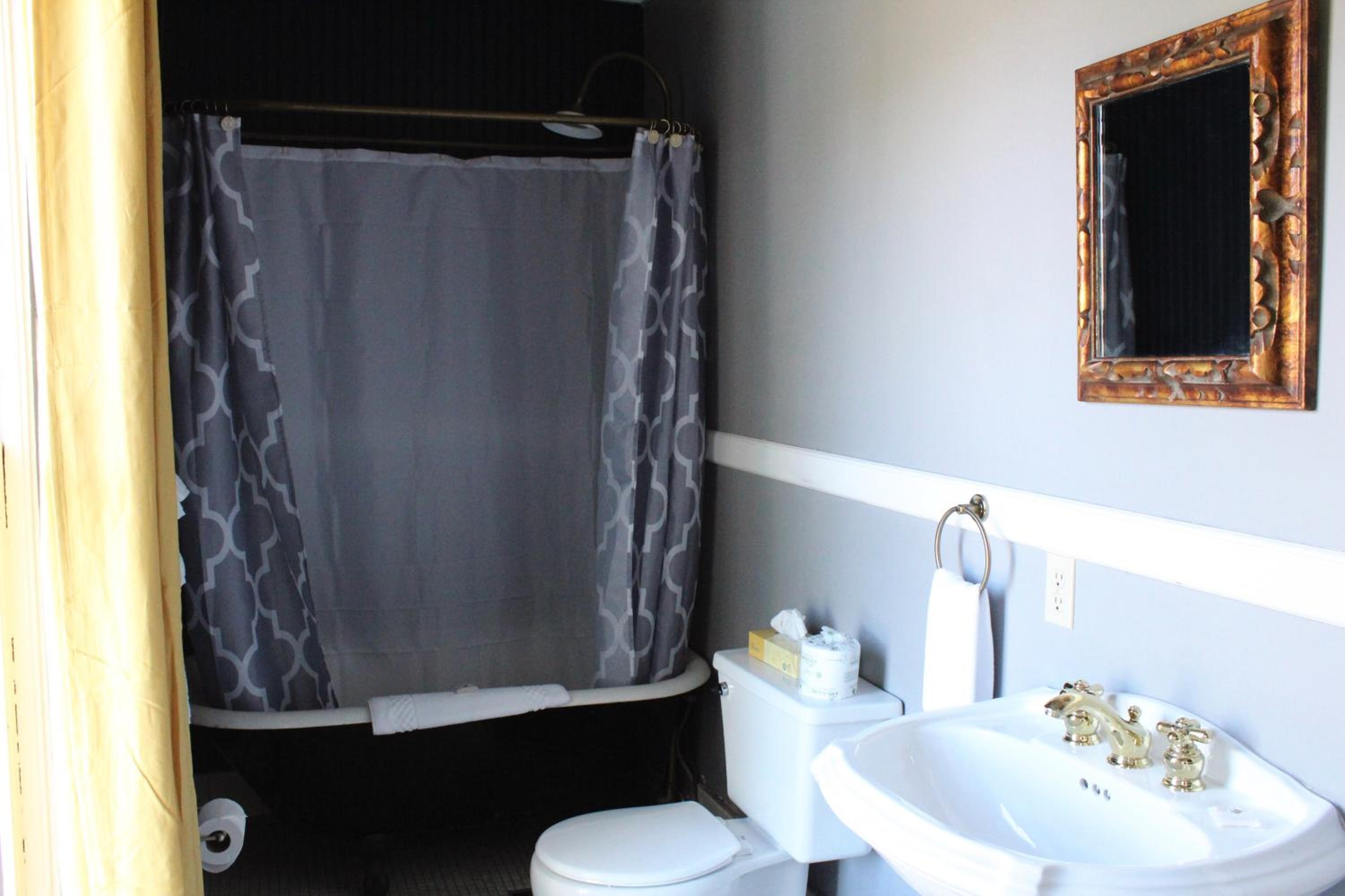 Deluxe Queen Room - Photo 2