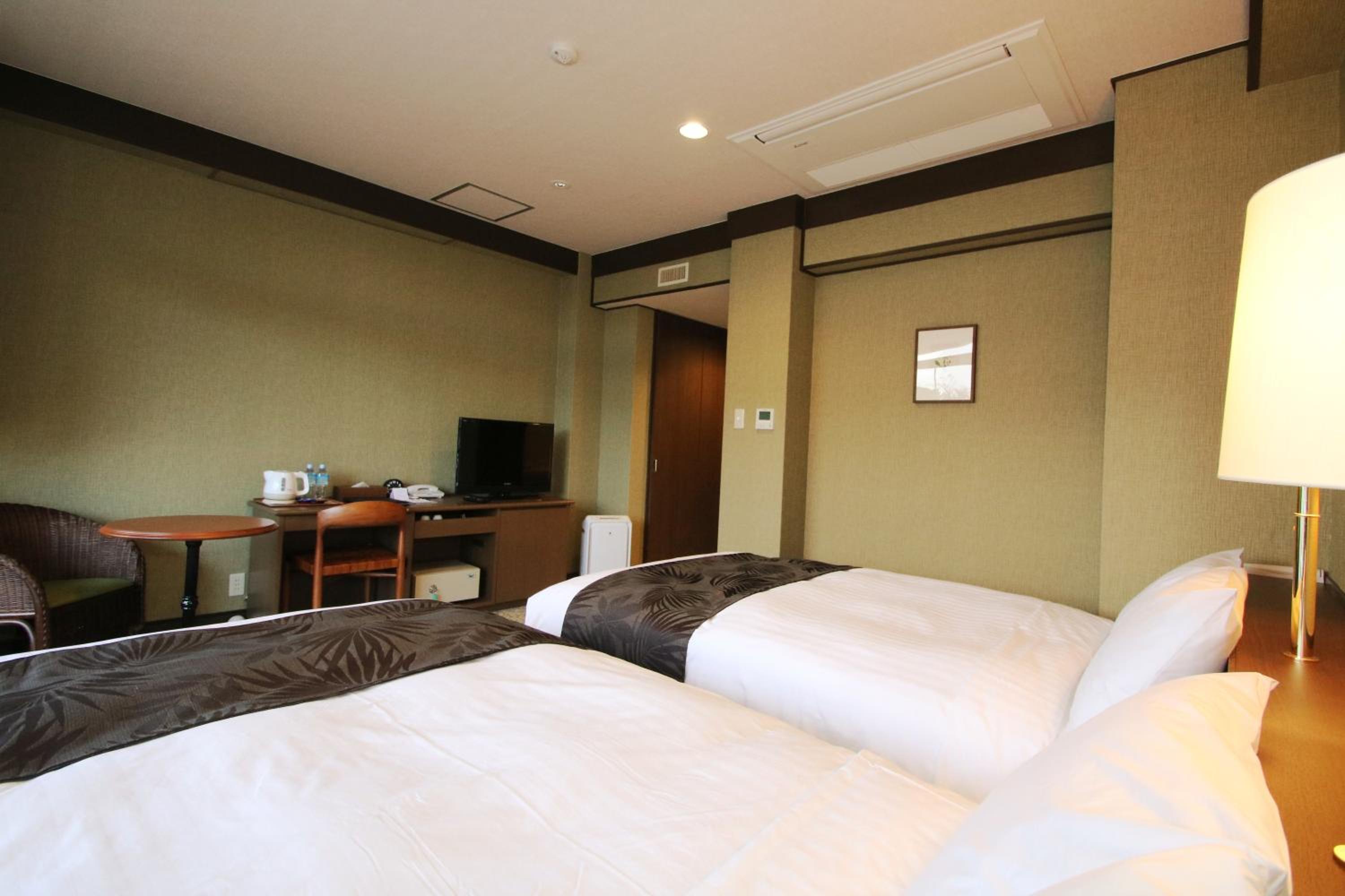 Standard Twin Room with Balcony and Garden View - Photo 3