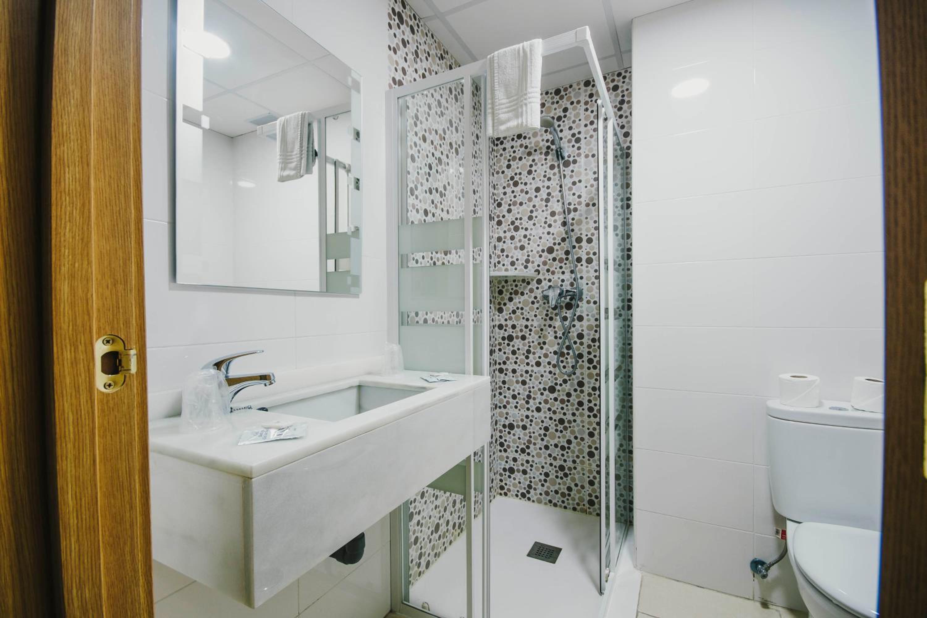 Double or Twin Room - Photo 4