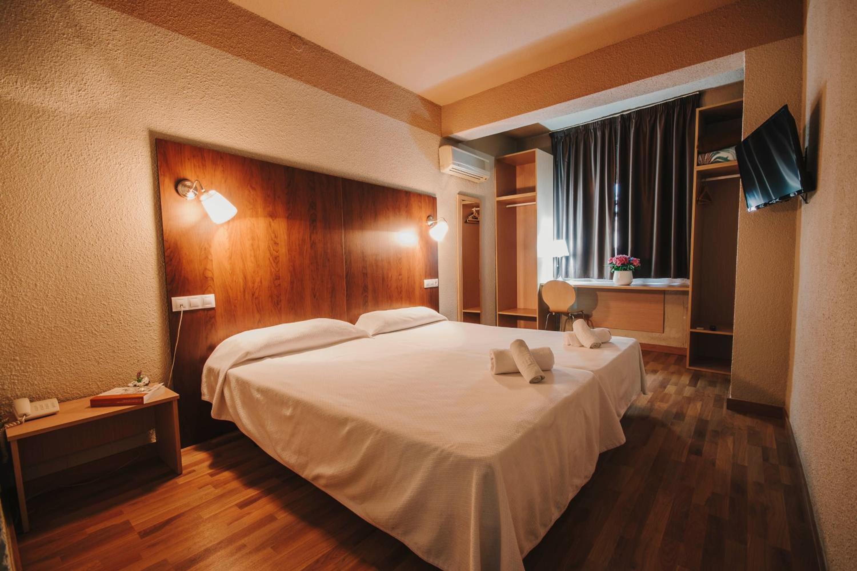 Double or Twin Room - Photo 11