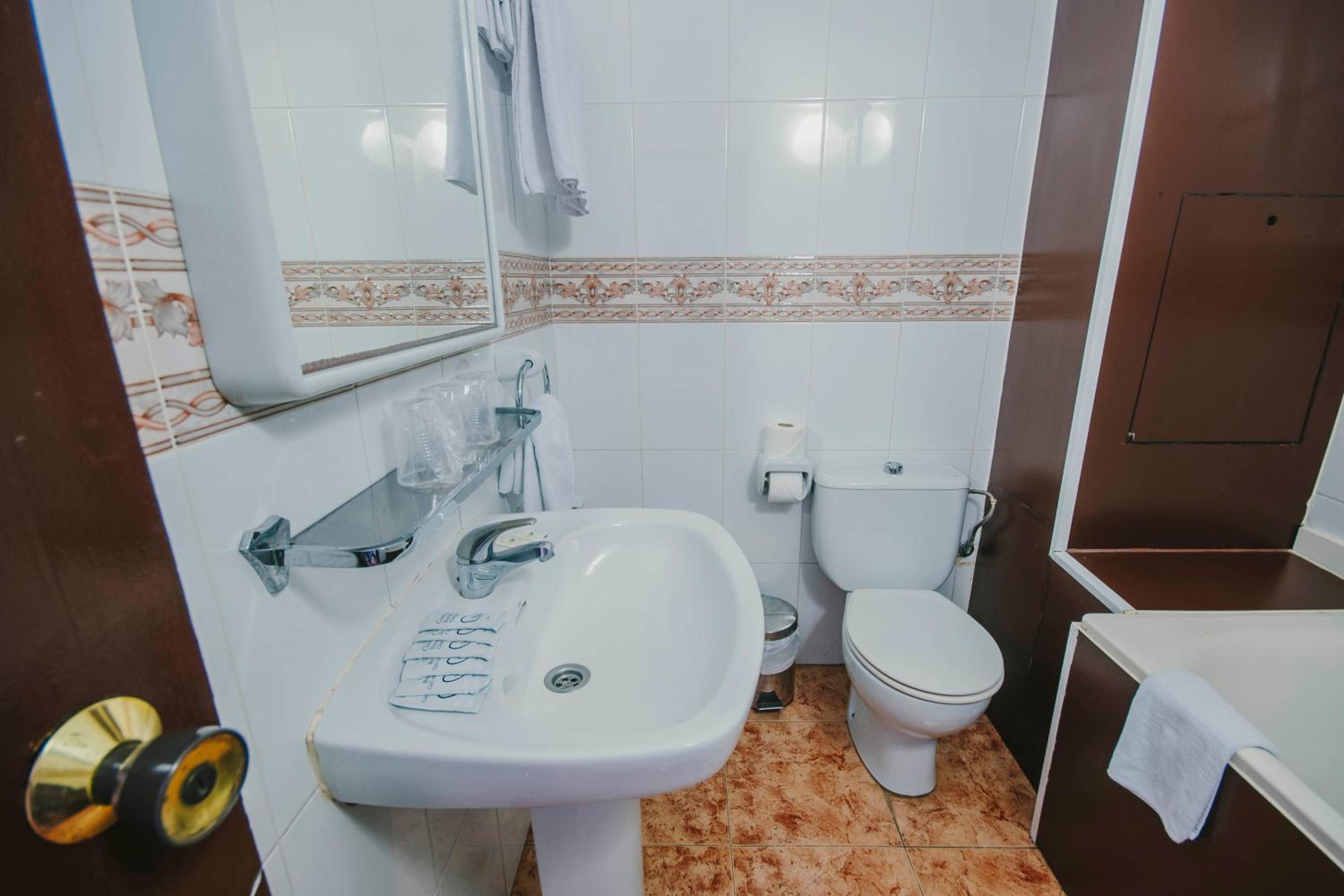 Double or Twin Room - Photo 9
