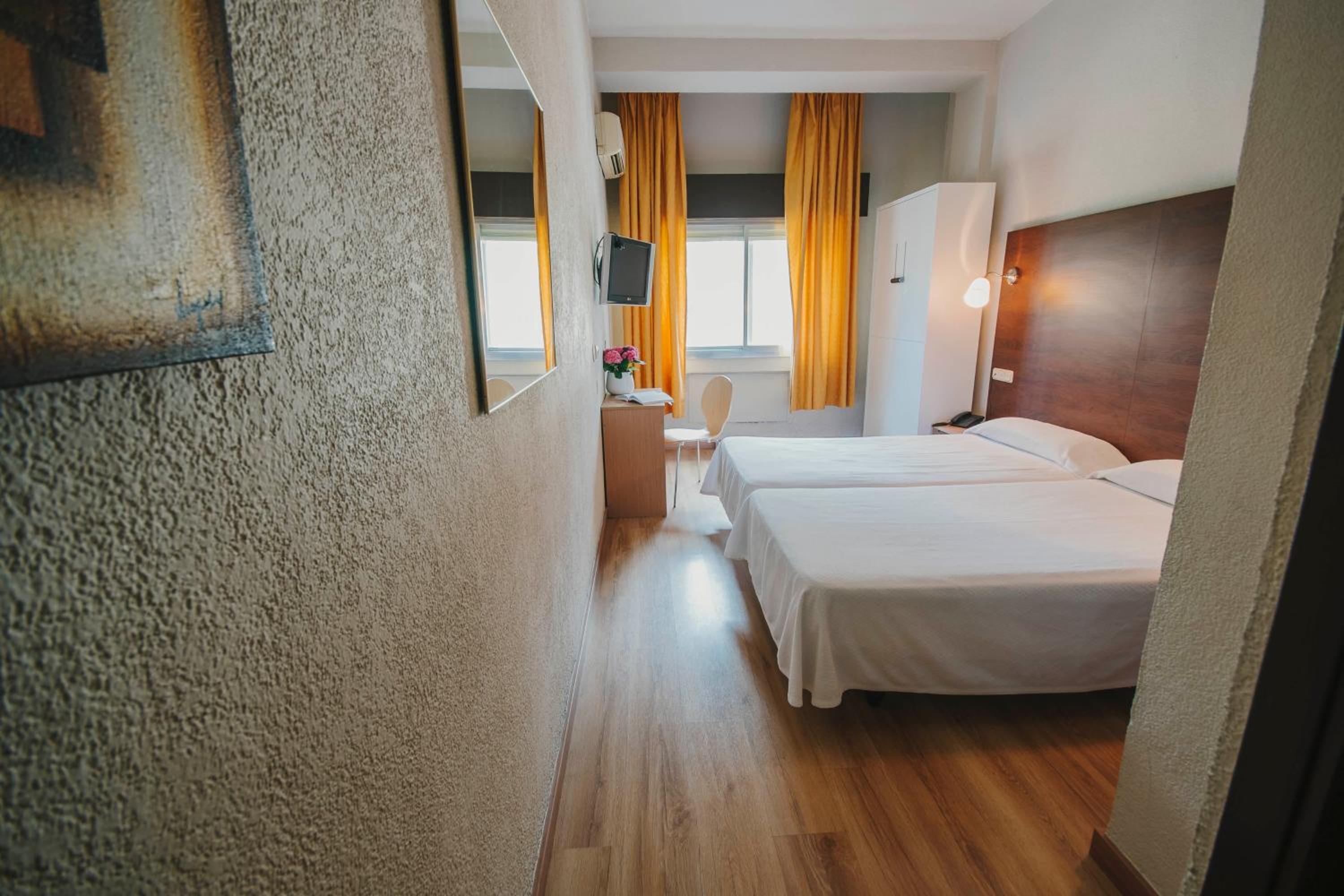 Double Room with Extra Bed (2 Adults + 1 Child) - Photo 4