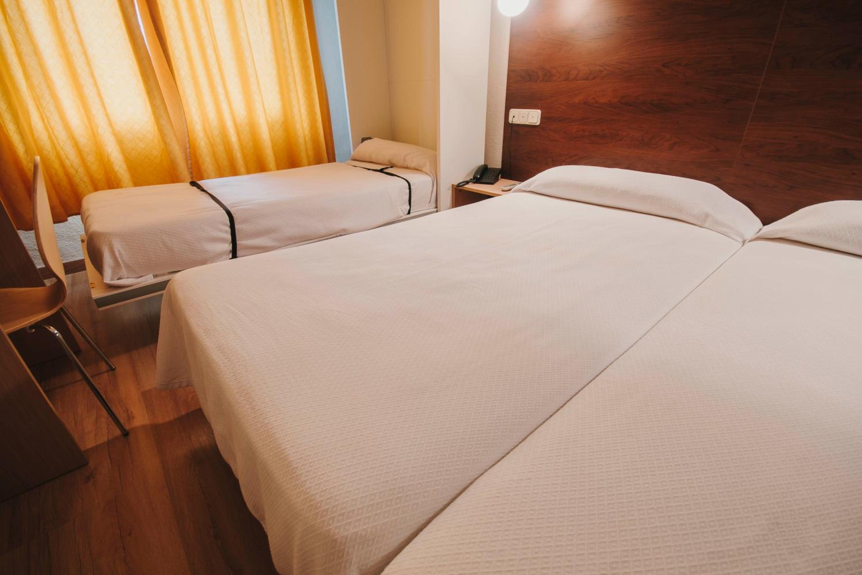 Double Room with Extra Bed (2 Adults + 1 Child) - Photo 2