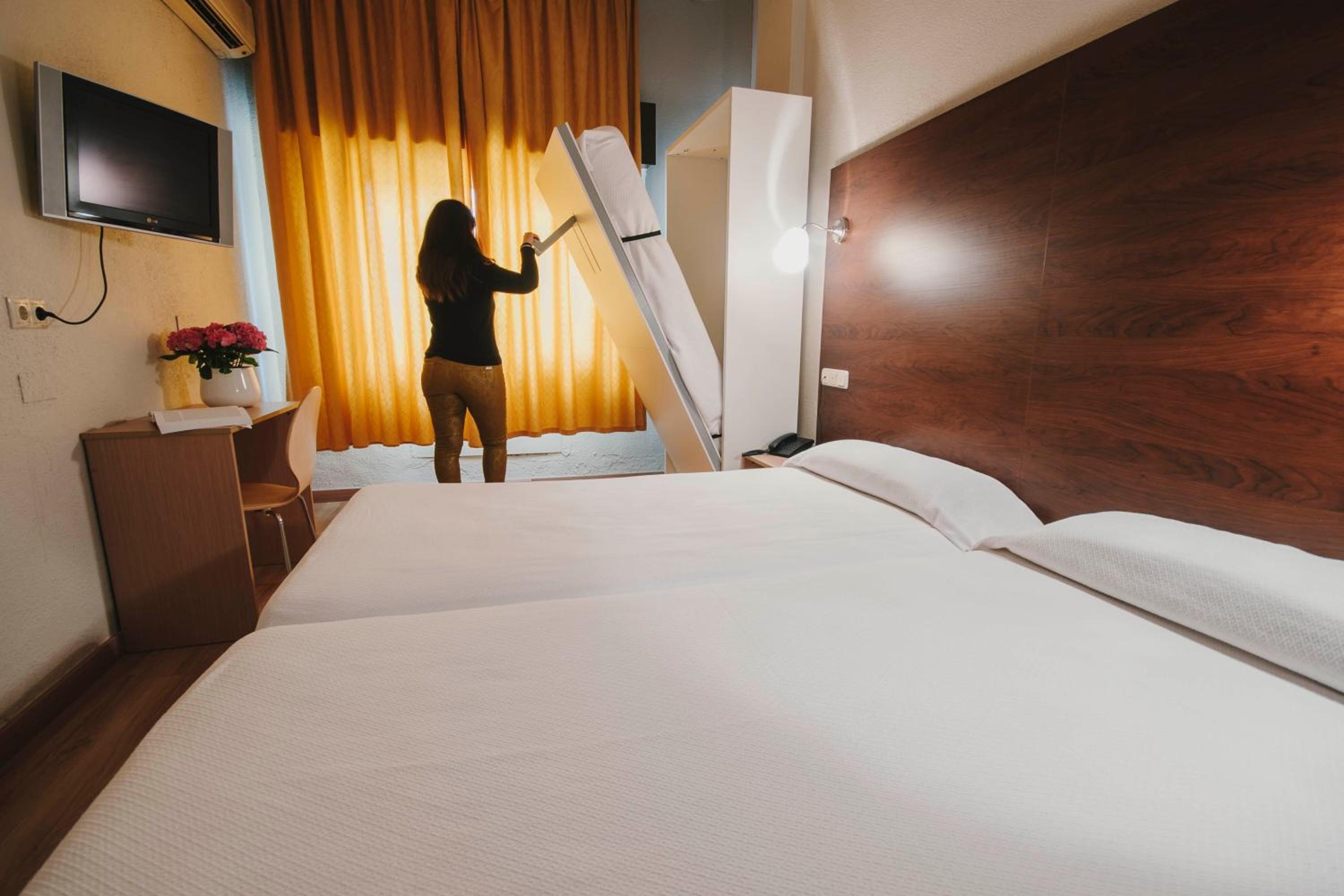Double Room with Extra Bed (2 Adults + 1 Child) - Photo 7