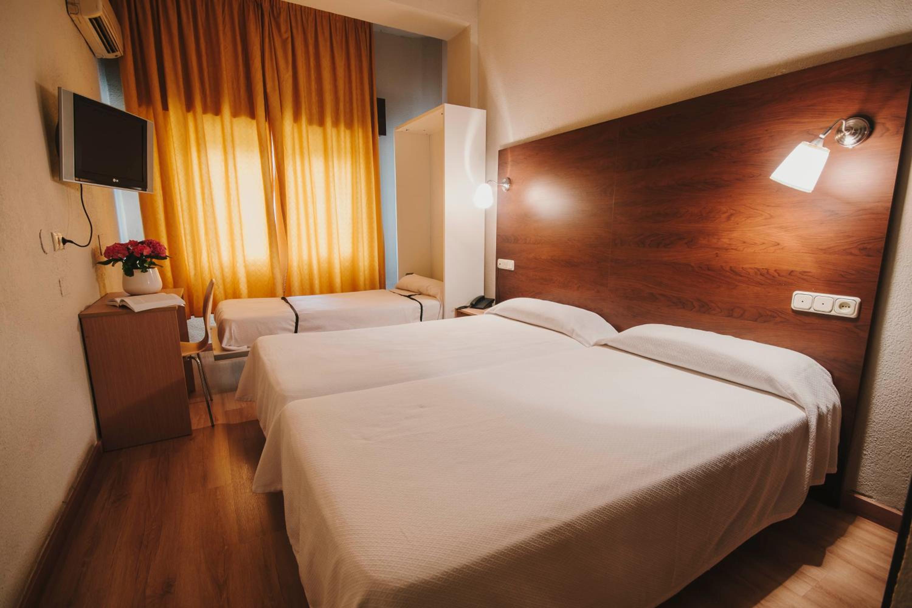 Double Room with Extra Bed (2 Adults + 1 Child) - Photo 5