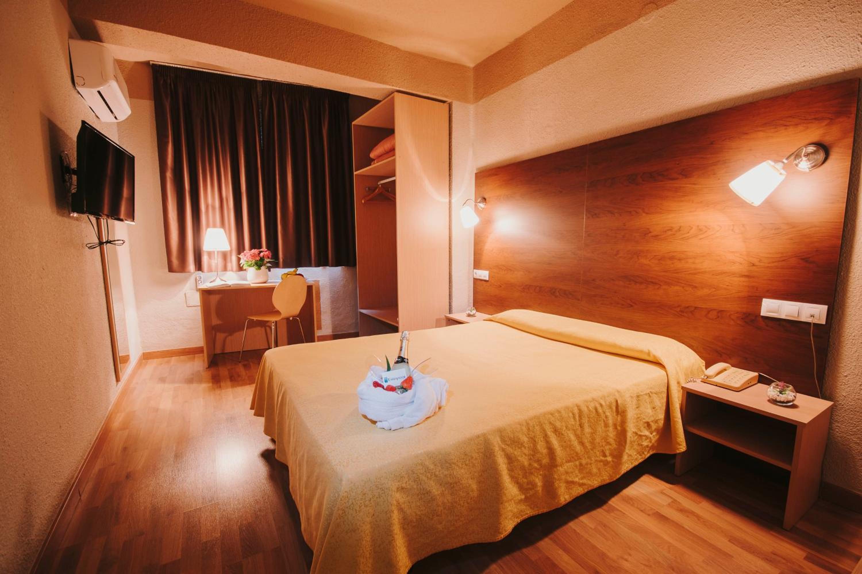Double or Twin Room - Photo 14