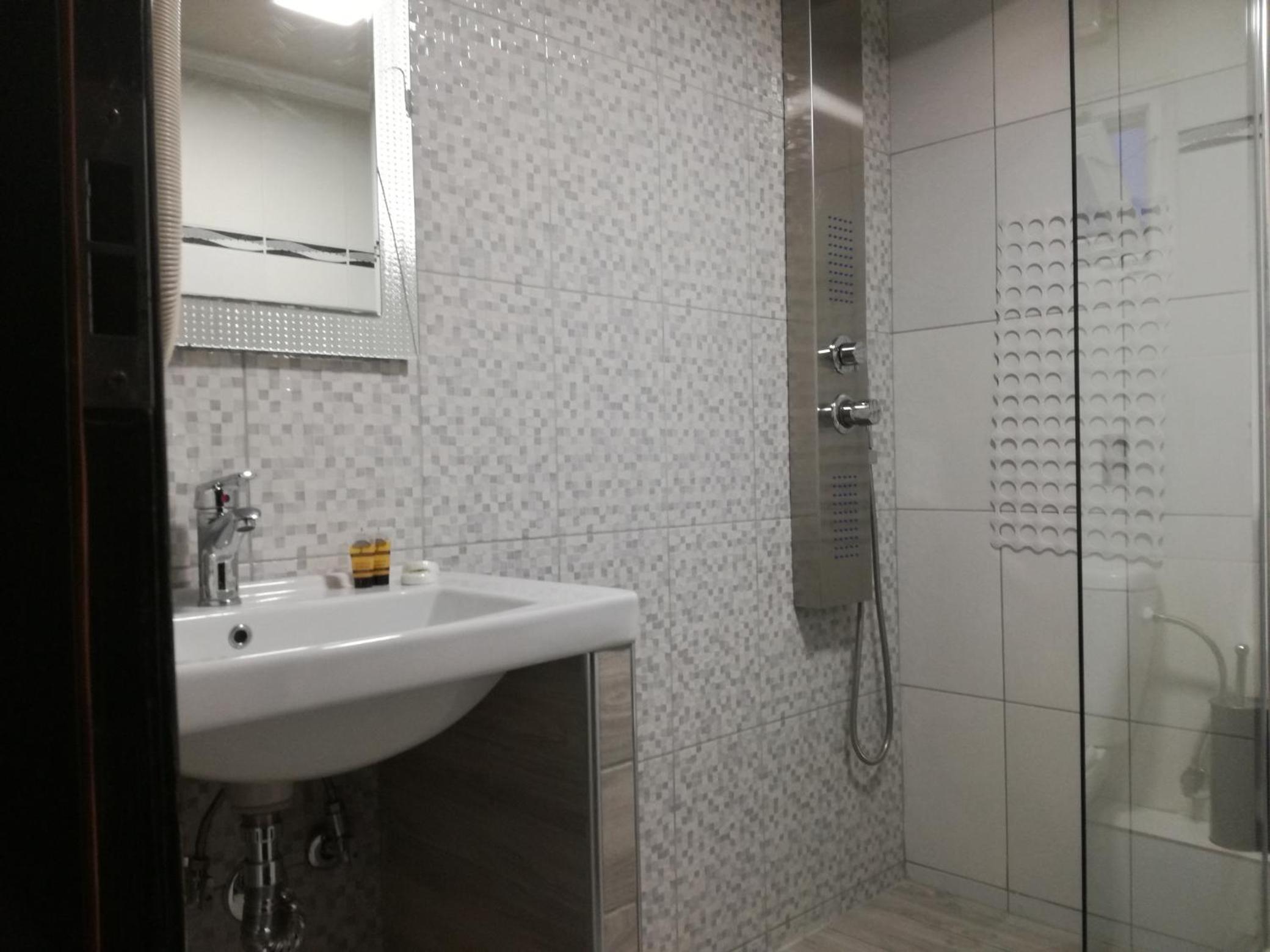 Double Room - Photo 9
