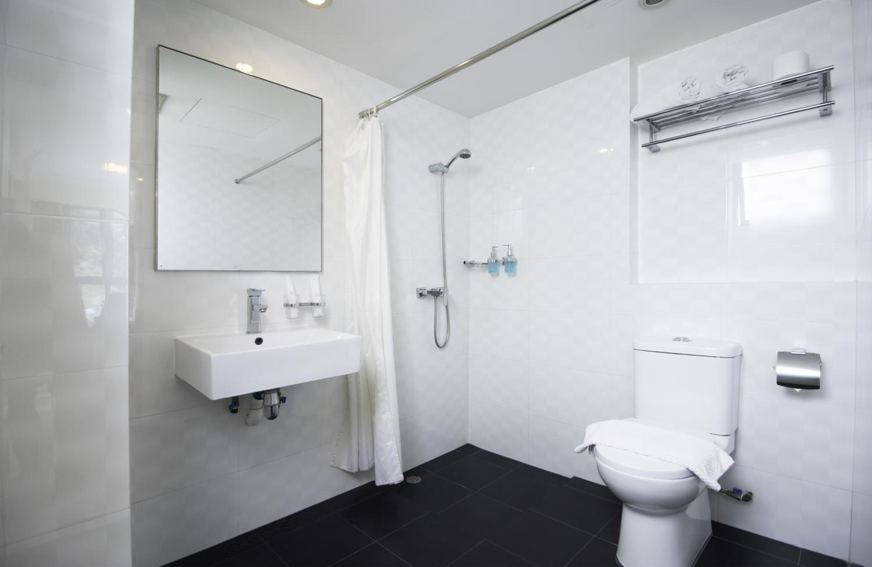 Standard Queen Room (Newly Renovated) photo 2