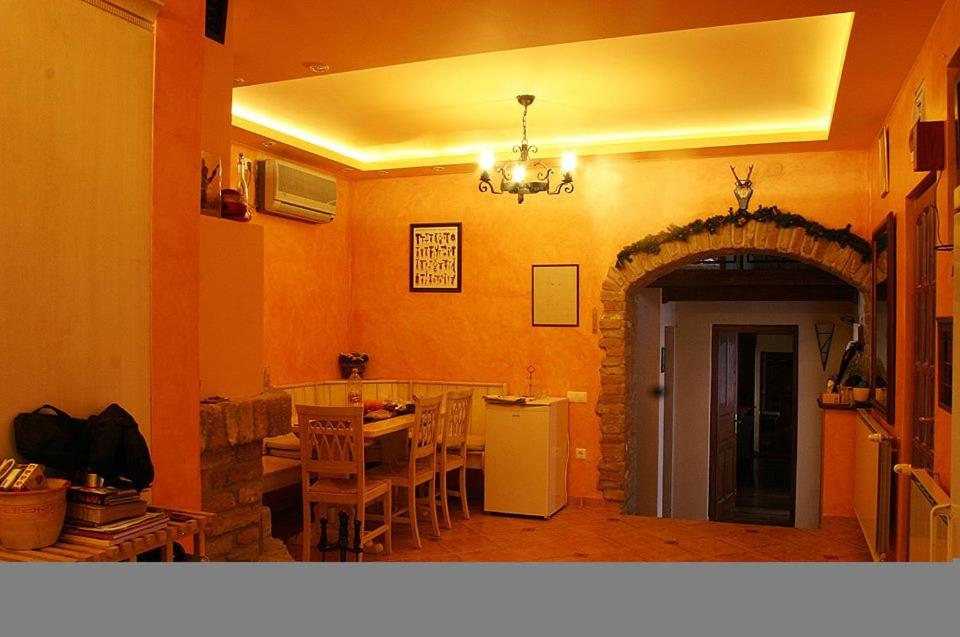Six-Bedroom House - Photo 2