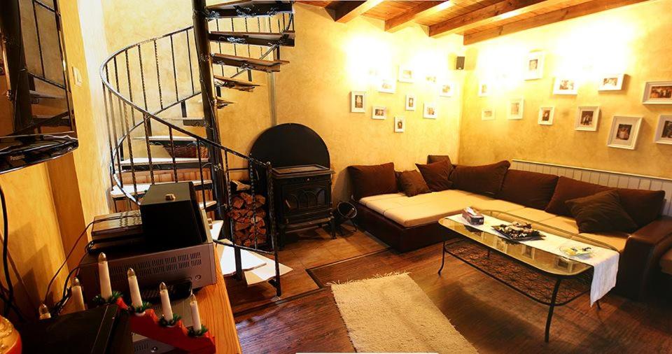 Six-Bedroom House - Photo 1