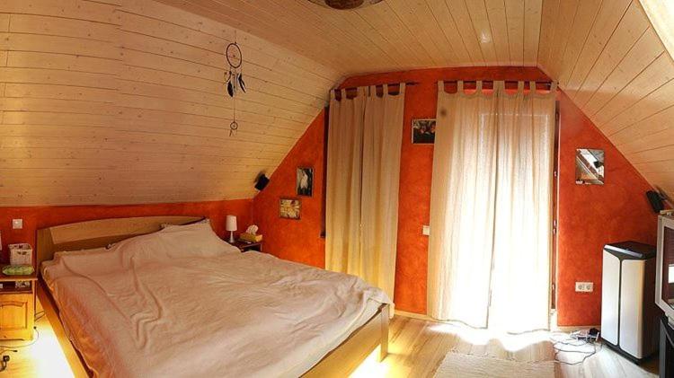 Six-Bedroom House - Photo 3
