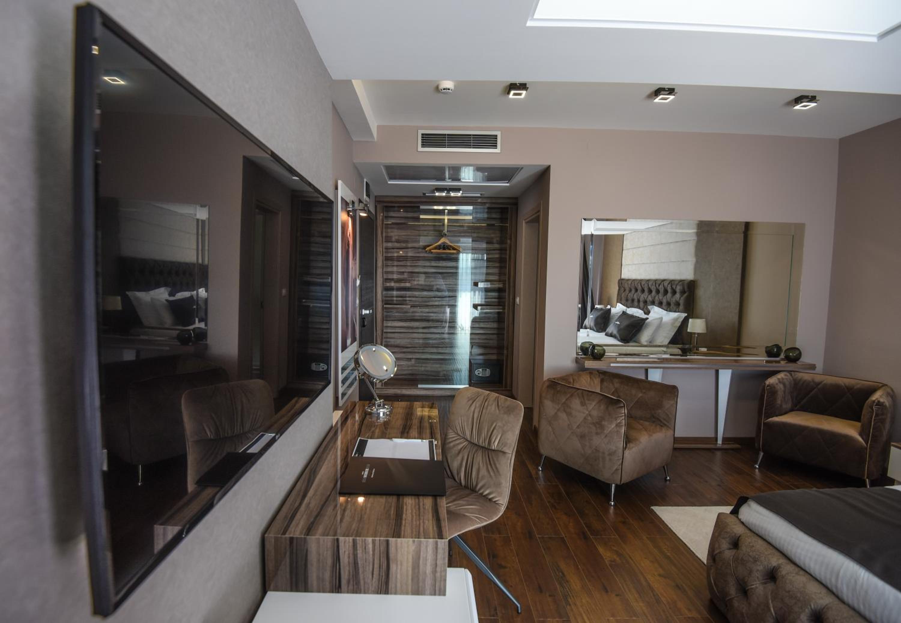 Deluxe Double Room with Balcony - Free Airport Shuttle - Photo 3