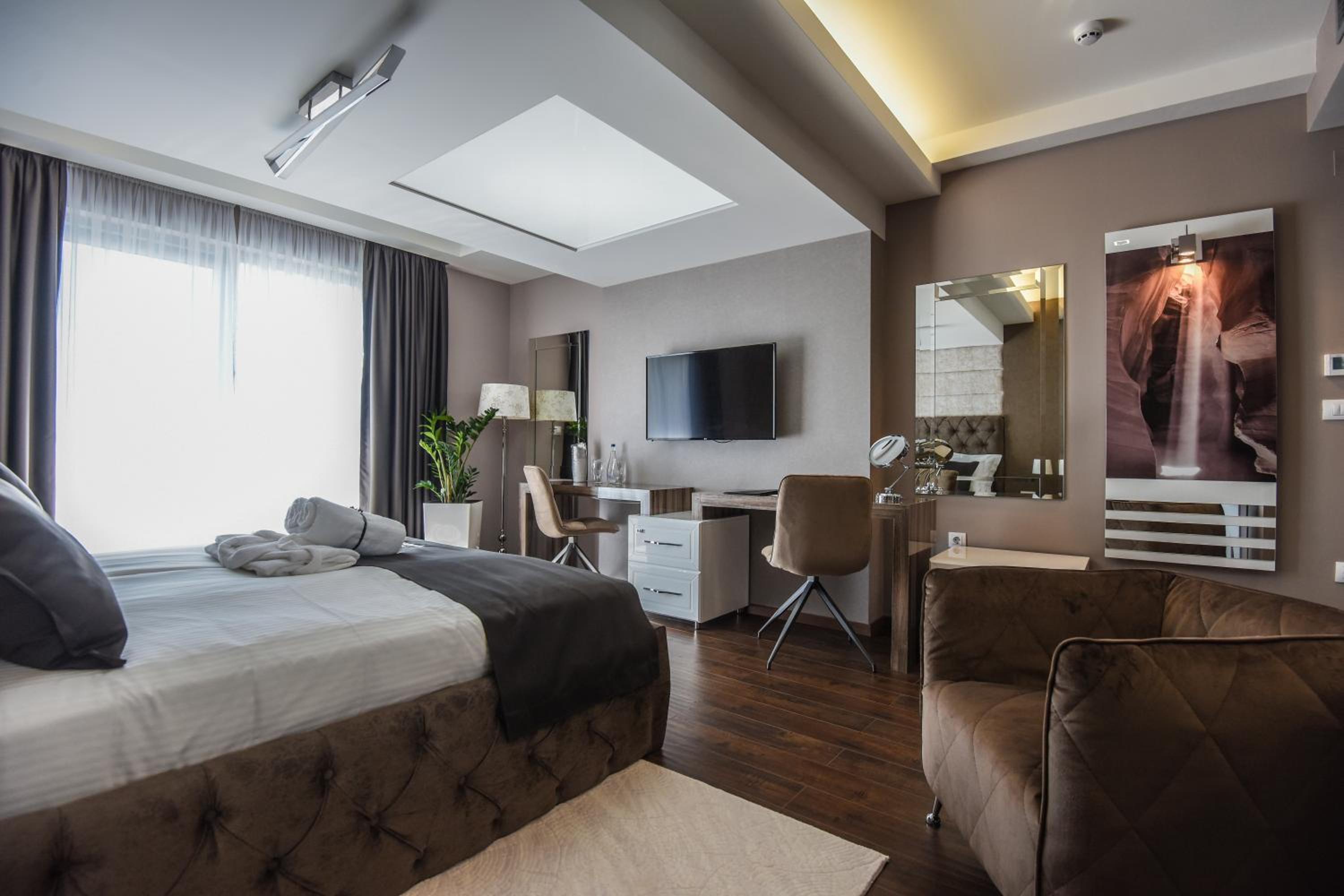 Deluxe Double Room with Balcony - Free Airport Shuttle - Photo 4